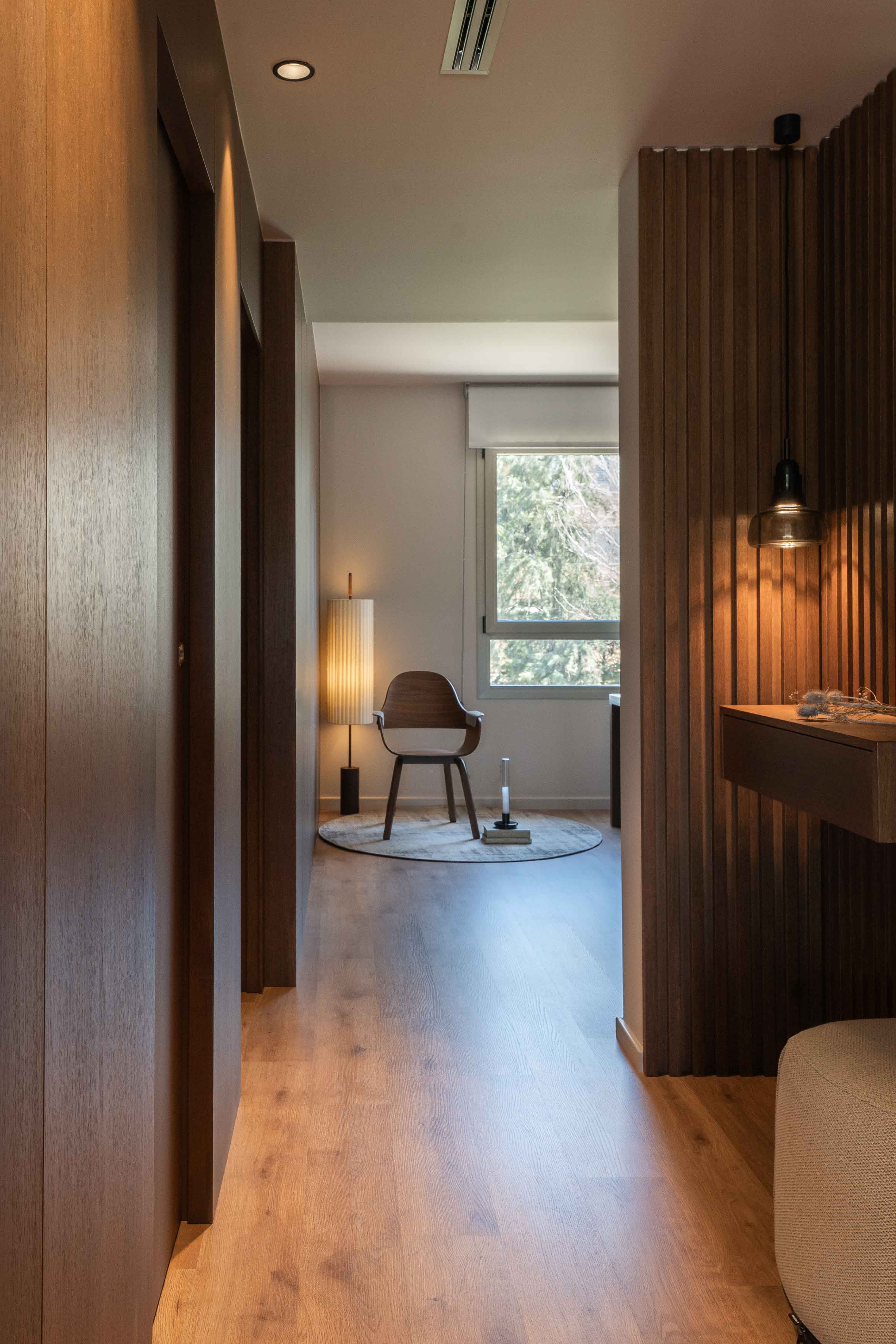 Pasillo con paredes de madera oscura