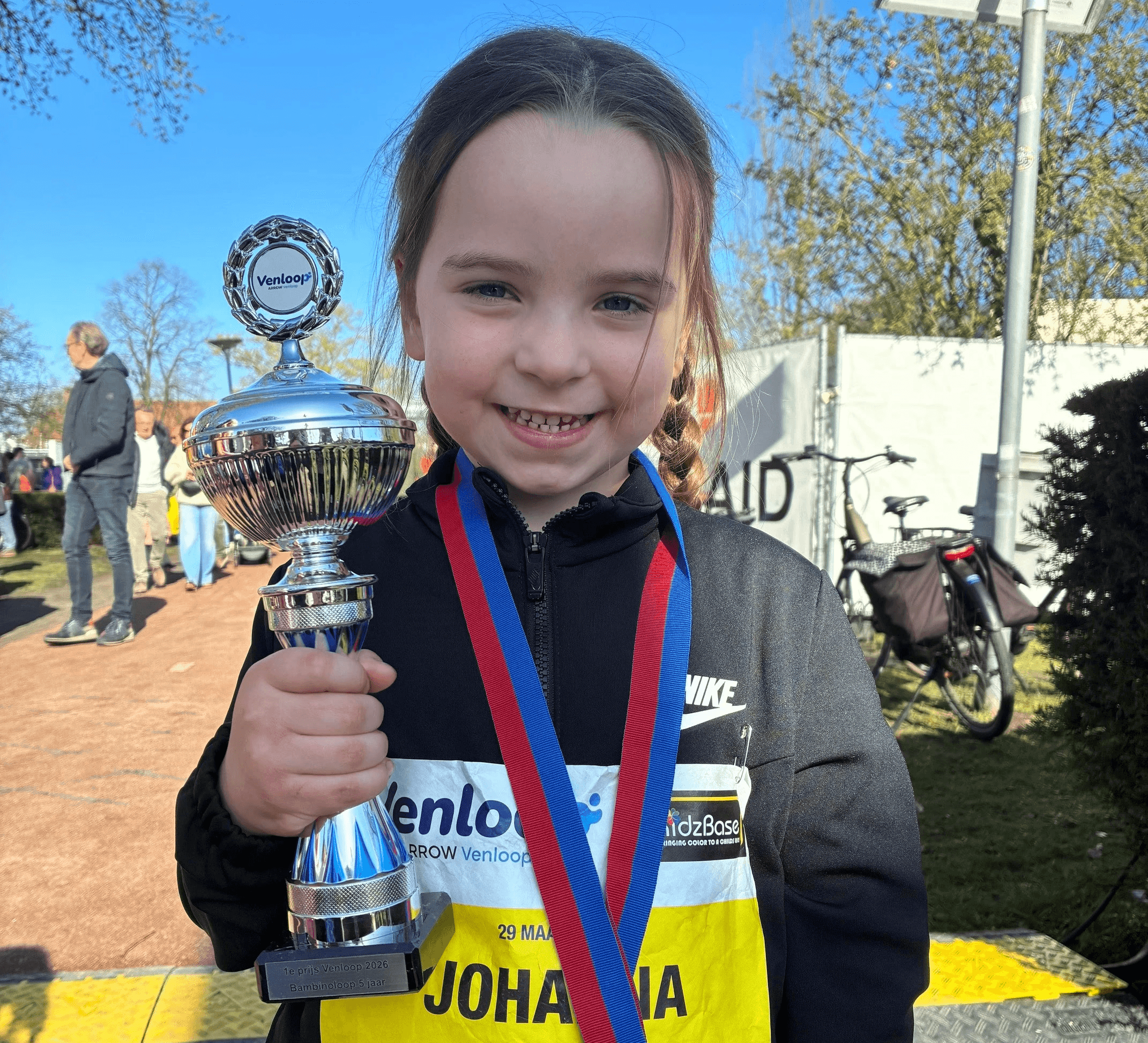 Strahlender Siegermoment: Johanna freut sich über ihren 1. Platz beim Bambinolauf in Venlo.