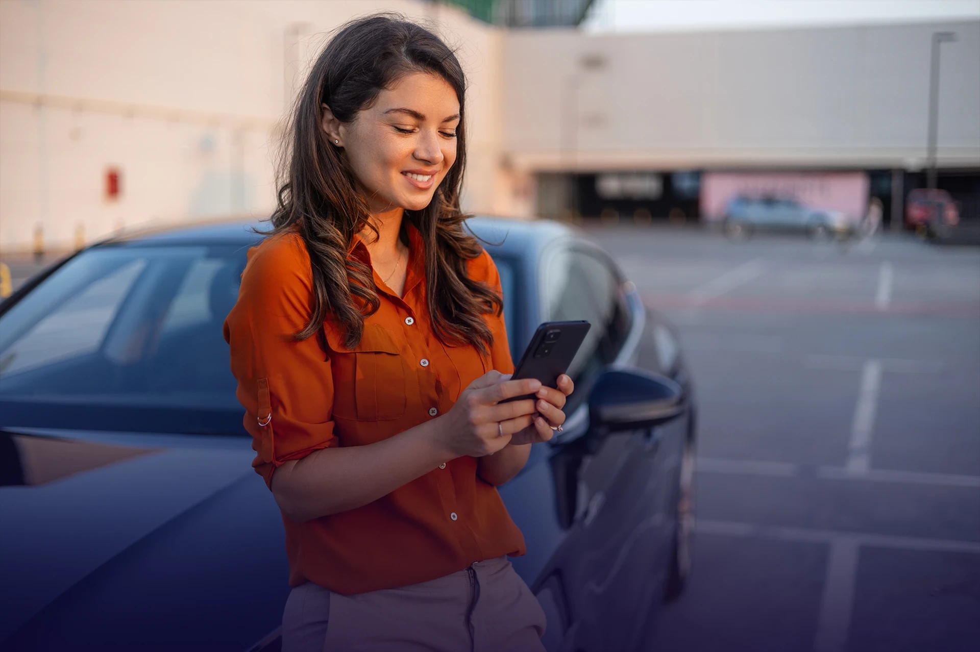 Utilisatrice consultant l’application Sloty pour suivre l’entretien et les échéances de sa voiture