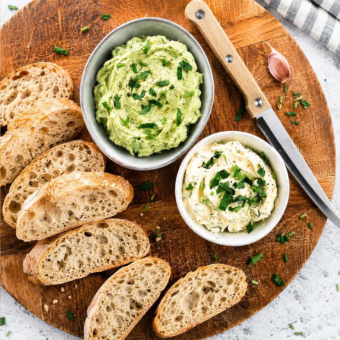 Stokbrood met kruidenboter en avocadodip