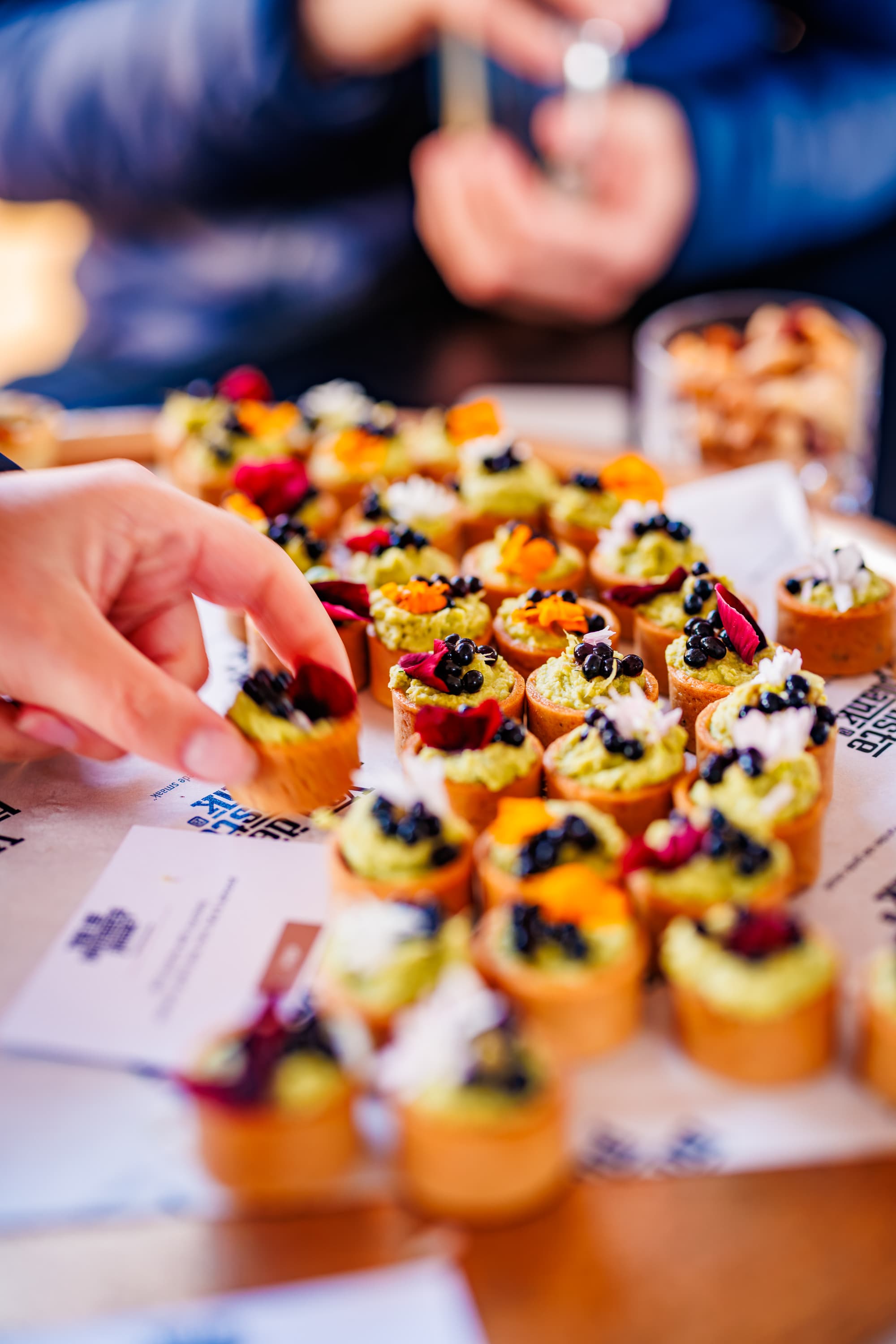 Signature bites en verfijnde gerechten tijdens event catering op locatie