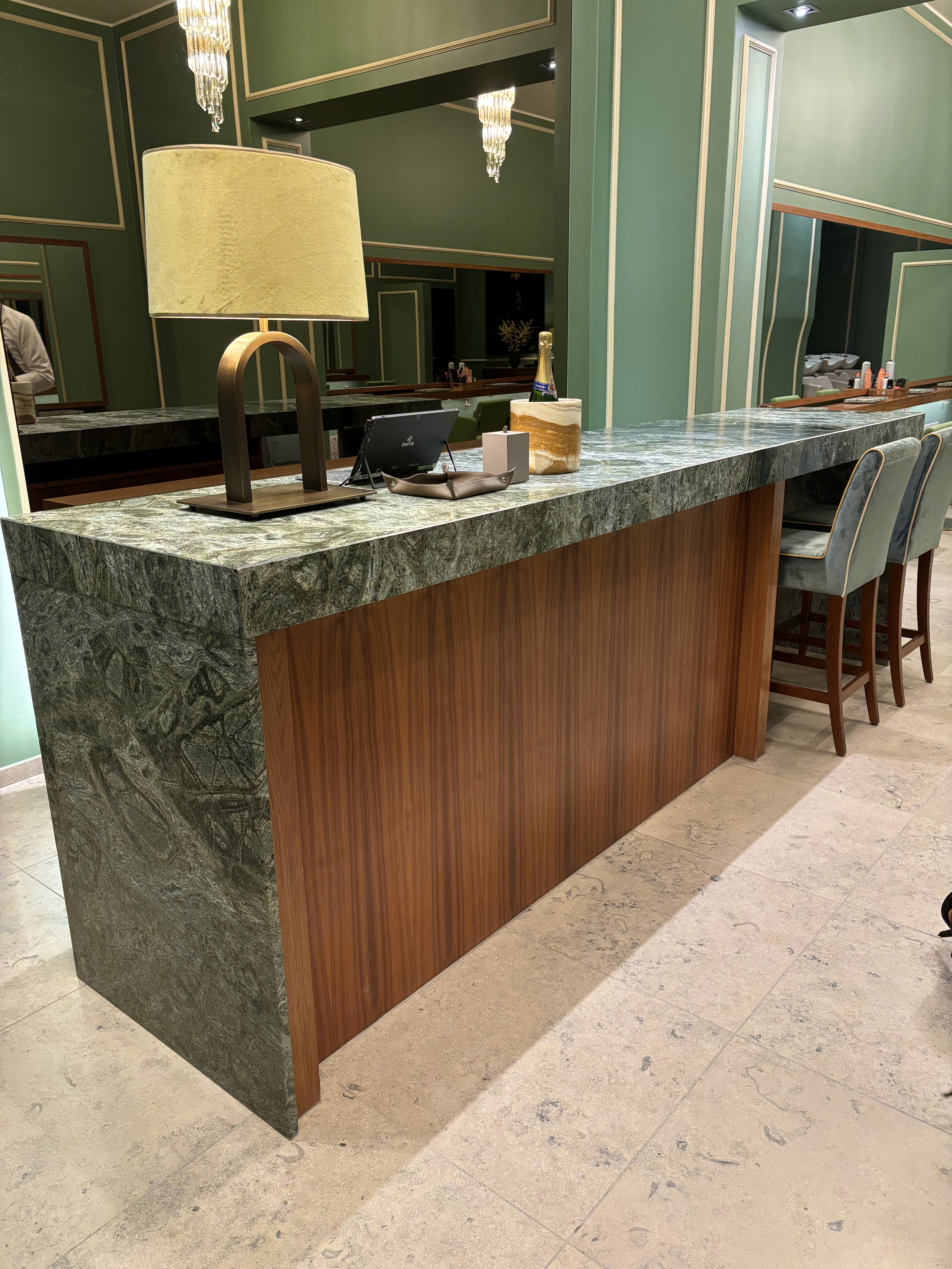 Hochwertiger Marmor Tresen als Statement Piece im Showroom in Berlin