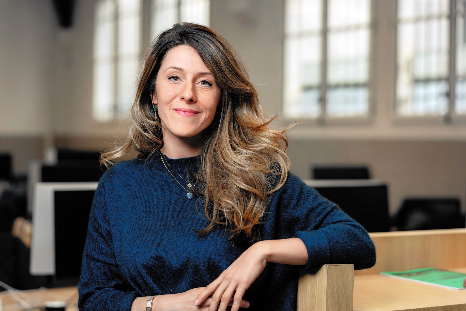 Portrait naturel d’une collaboratrice dans son environnement de travail