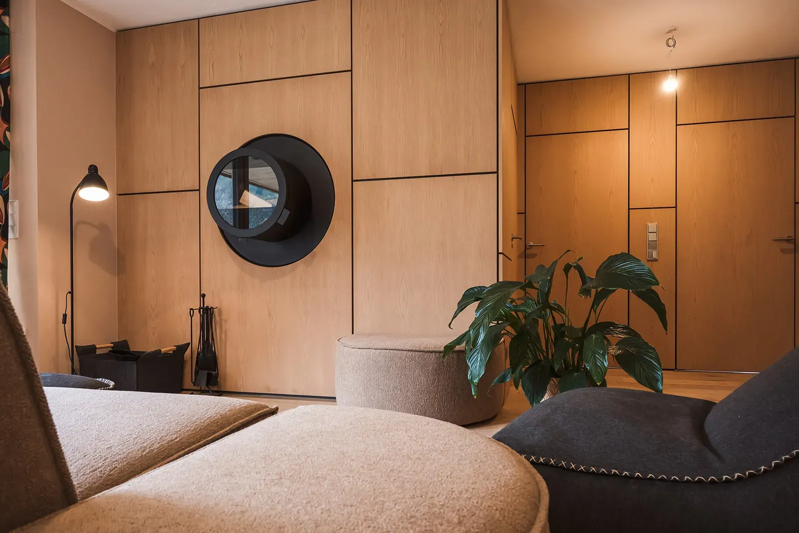 Modernes Wohnzimmer aus Holz.