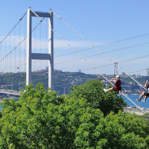 Maranasan ang kilig ng pagsakay sa zipline habang tinatamasa ang kahanga-hangang tanawin ng Istanbul.