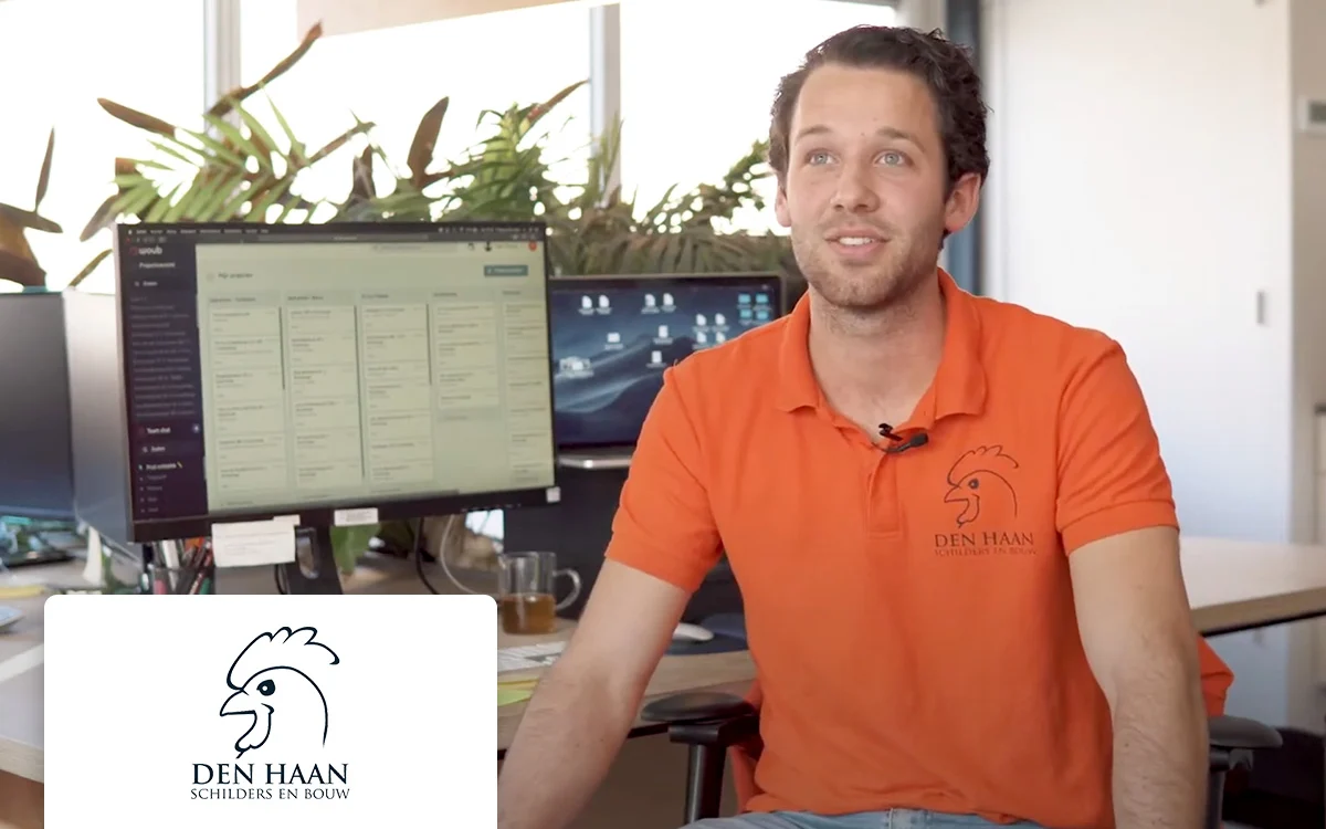 Bestaand casebeeld van Den Haan Schilders en Bouw: Thomas aan zijn bureau, met een Woub-projectoverzicht op het scherm.