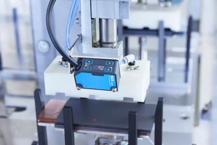 Produktbild von montiertem OD200 Laser-Distanzsensor (SICK, 2023)