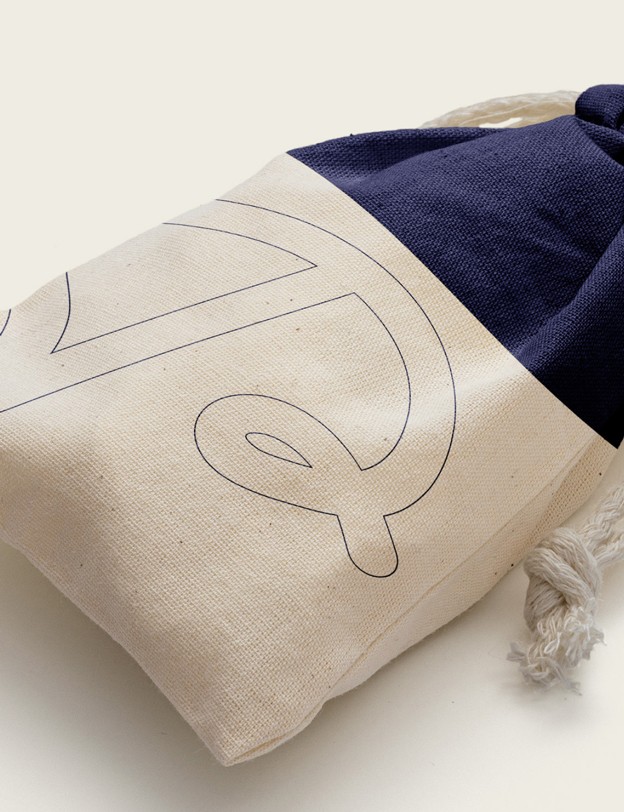 Pochon en tissus avec le P Proxi brodé. 