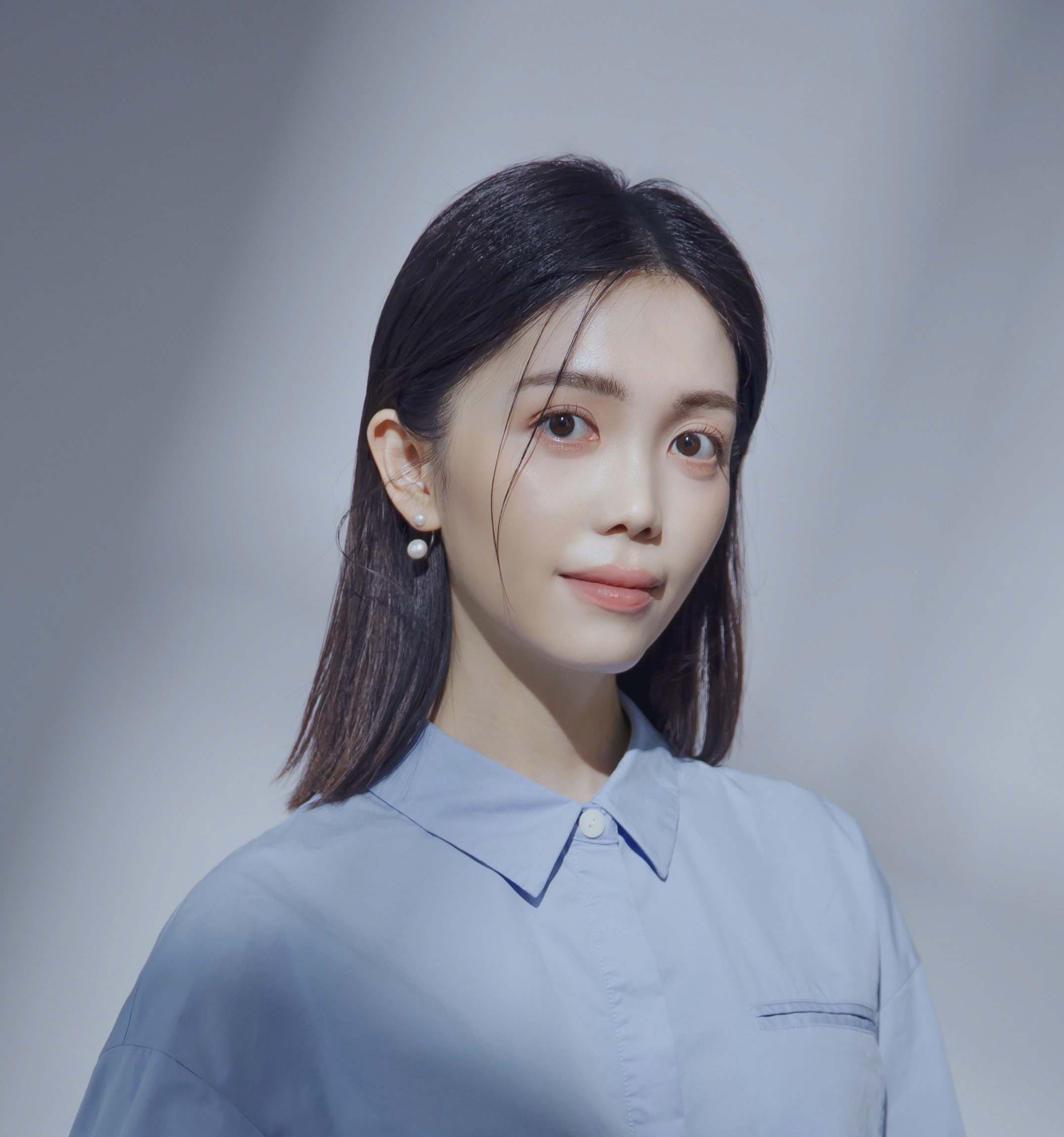 Portrait of Jake Carter, a young male UX designer and photographer based in Warsaw, wearing a white shirt and looking sideways against a neutral background.