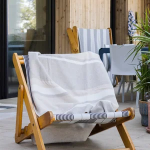 Dans le lookbook de la marque Danoise Another Aspect, le mannequin porte un costume gris et une chemise blanche