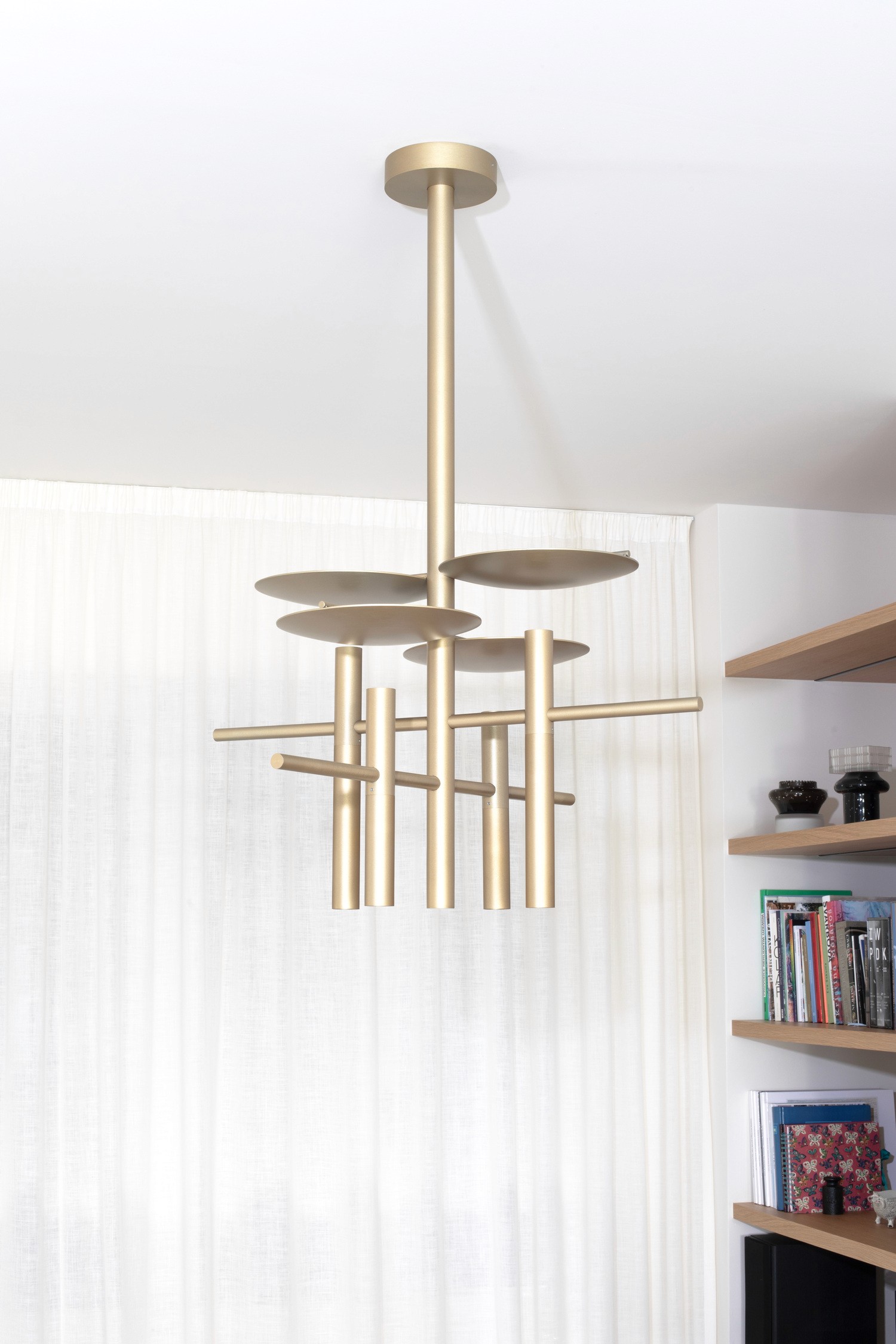 lunae-chandelier-i04-vertical-premium-lighting-brass-jiri-krejcirik.jpg