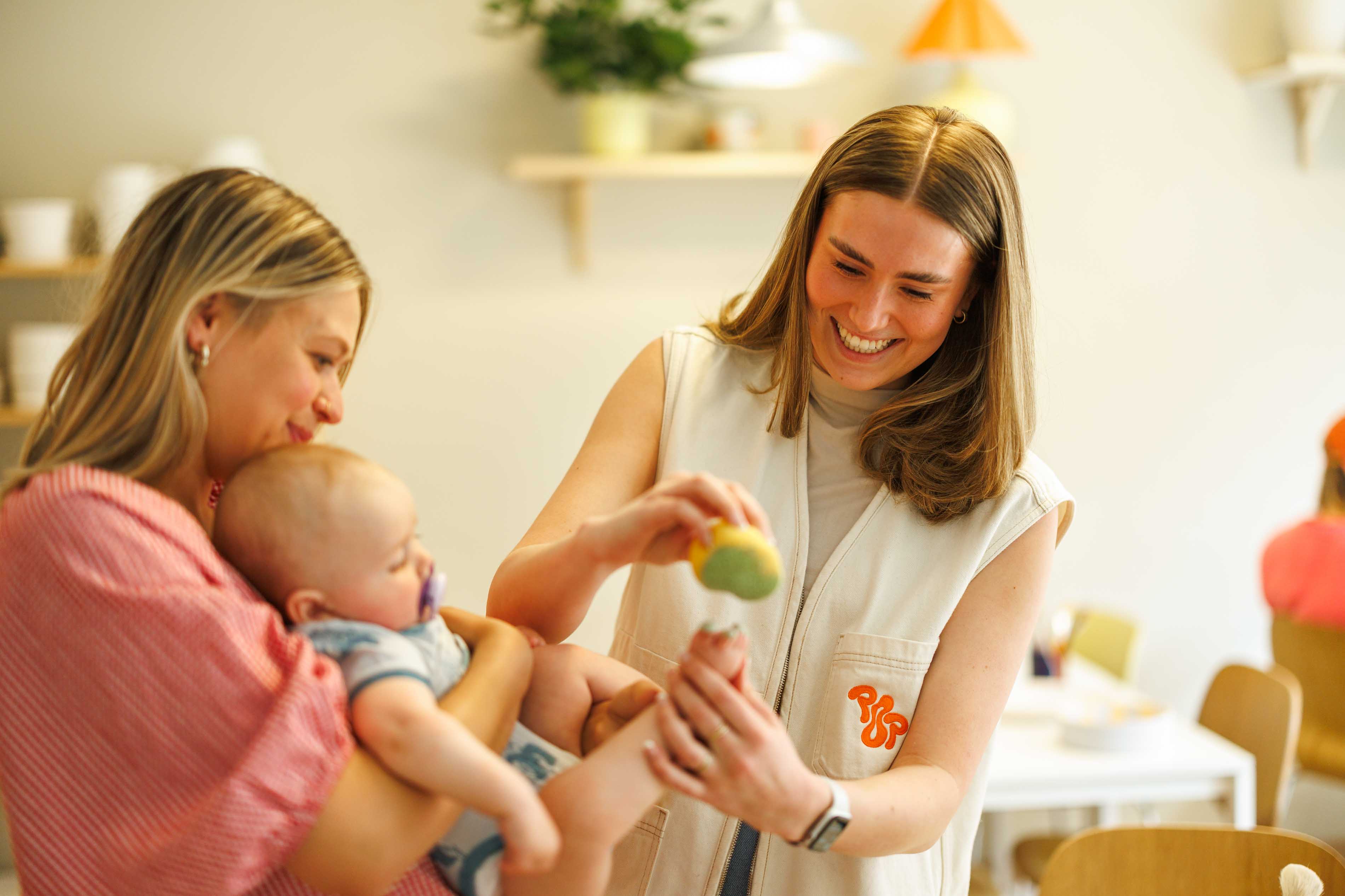 En baby som får avtrykk av foten sin