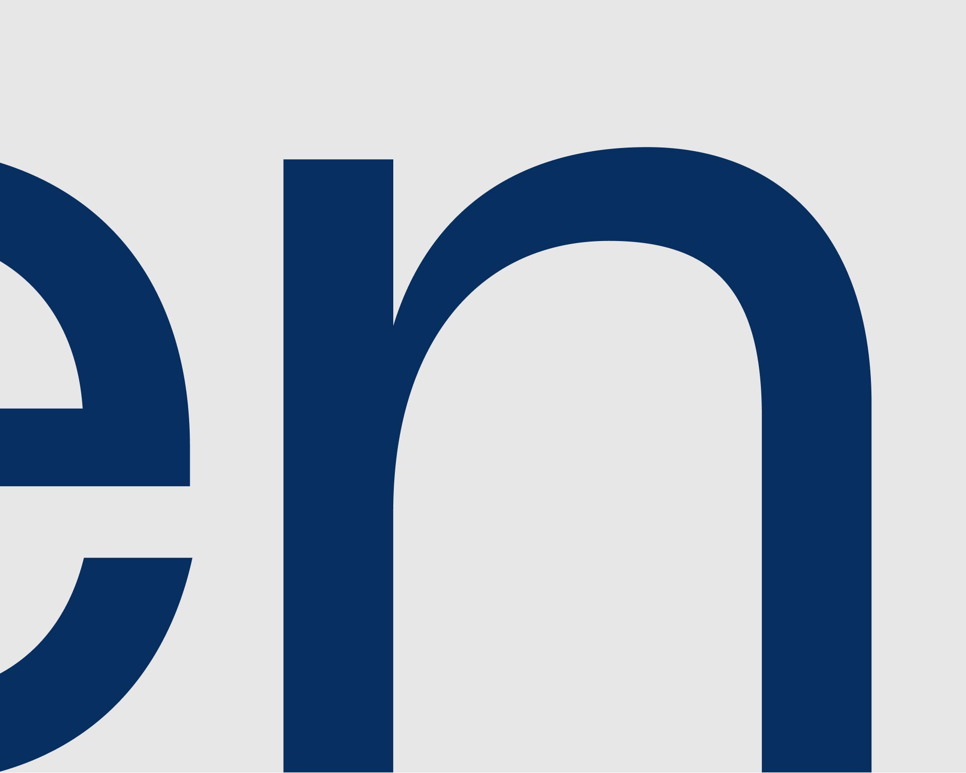 A close-up view of blue lowercase letters "e" and "n" in a modern sans-serif font on a light gray background.