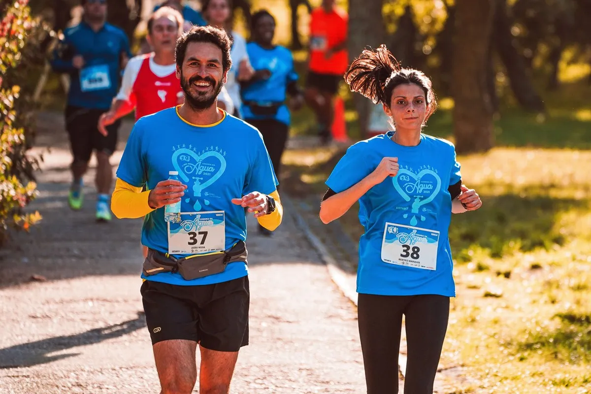 Atleta correndo com camiseta dry fit personalizada de evento