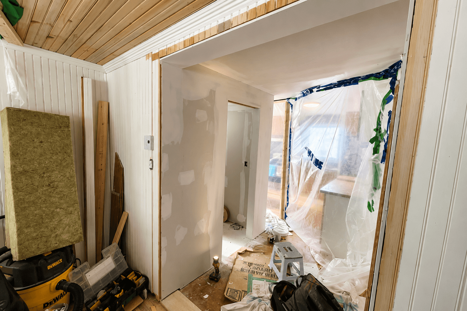Intérieur résidentiel en cours de rénovation par Lapierre et Fils aux Îles-de-la-Madeleine.