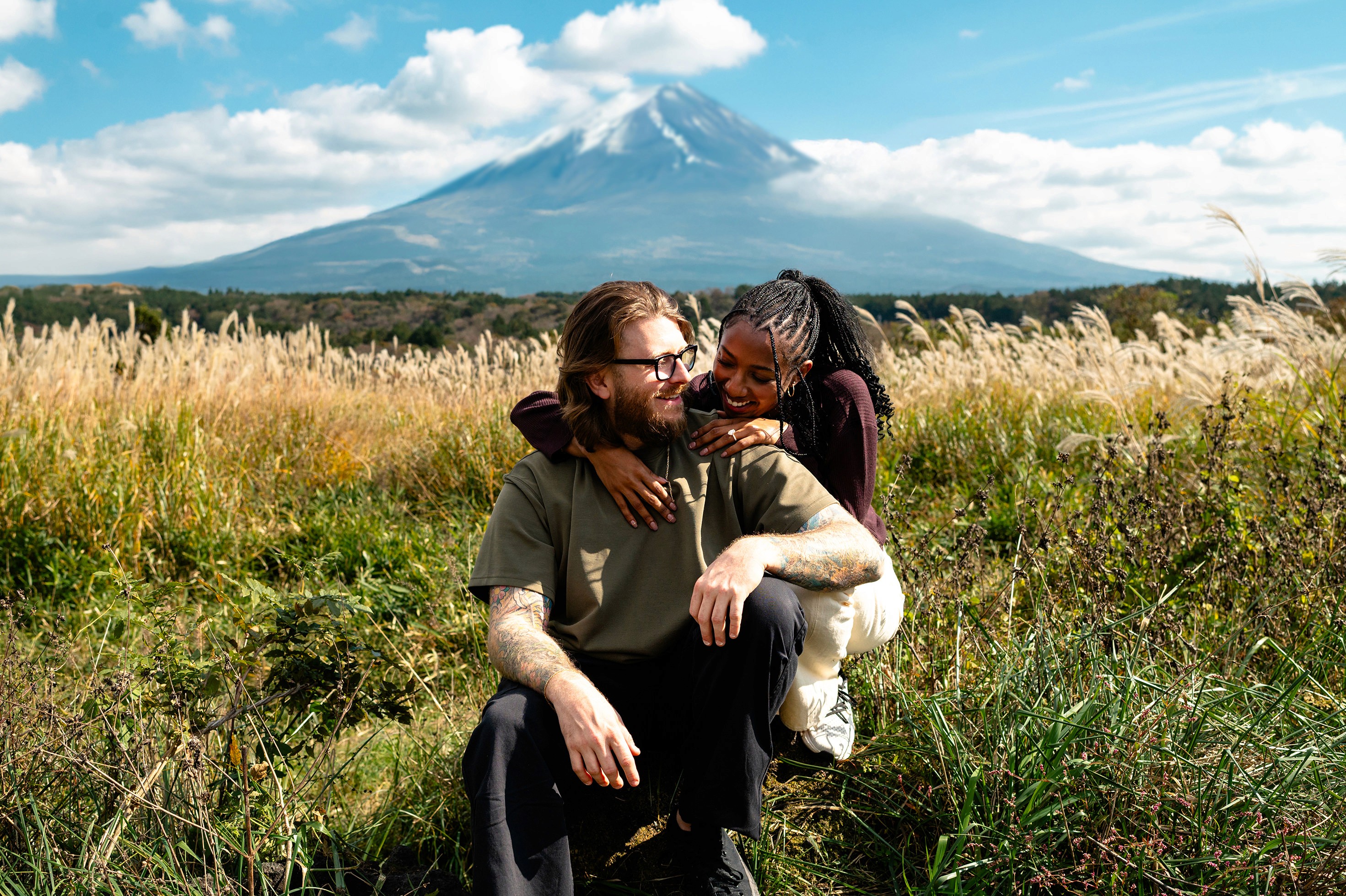Playful couple portraits during Mount Fuji engagement photography