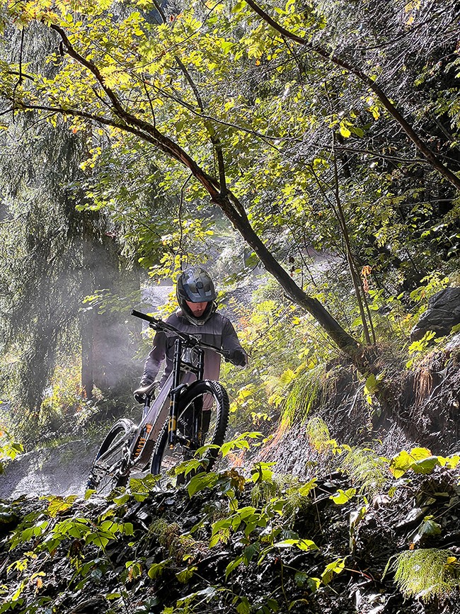 Photographie commerciale lifestyle  action VTT en forêt pour roue de vélo homme