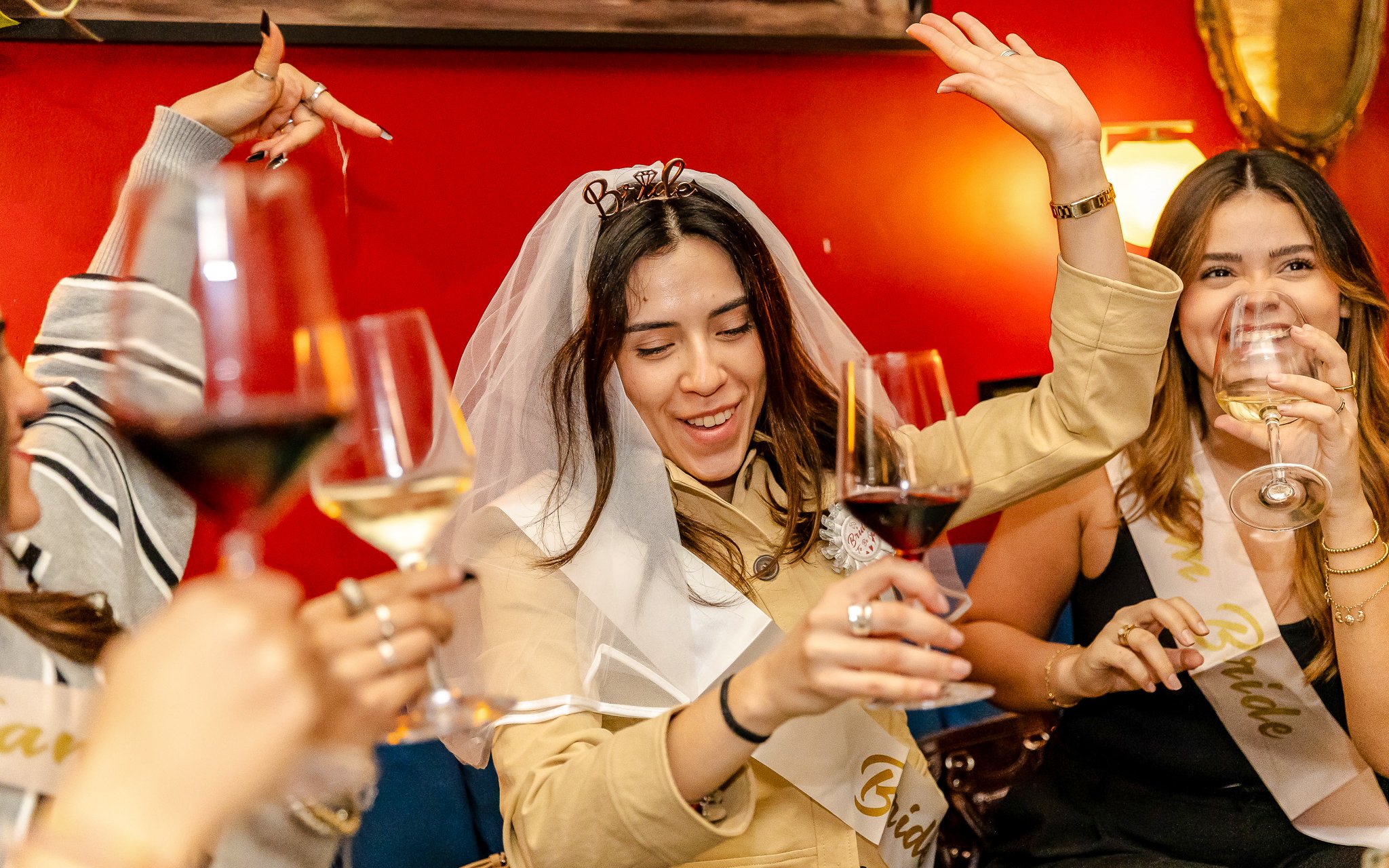 宾客在罗马的微醺之旅中尽情品味美酒。