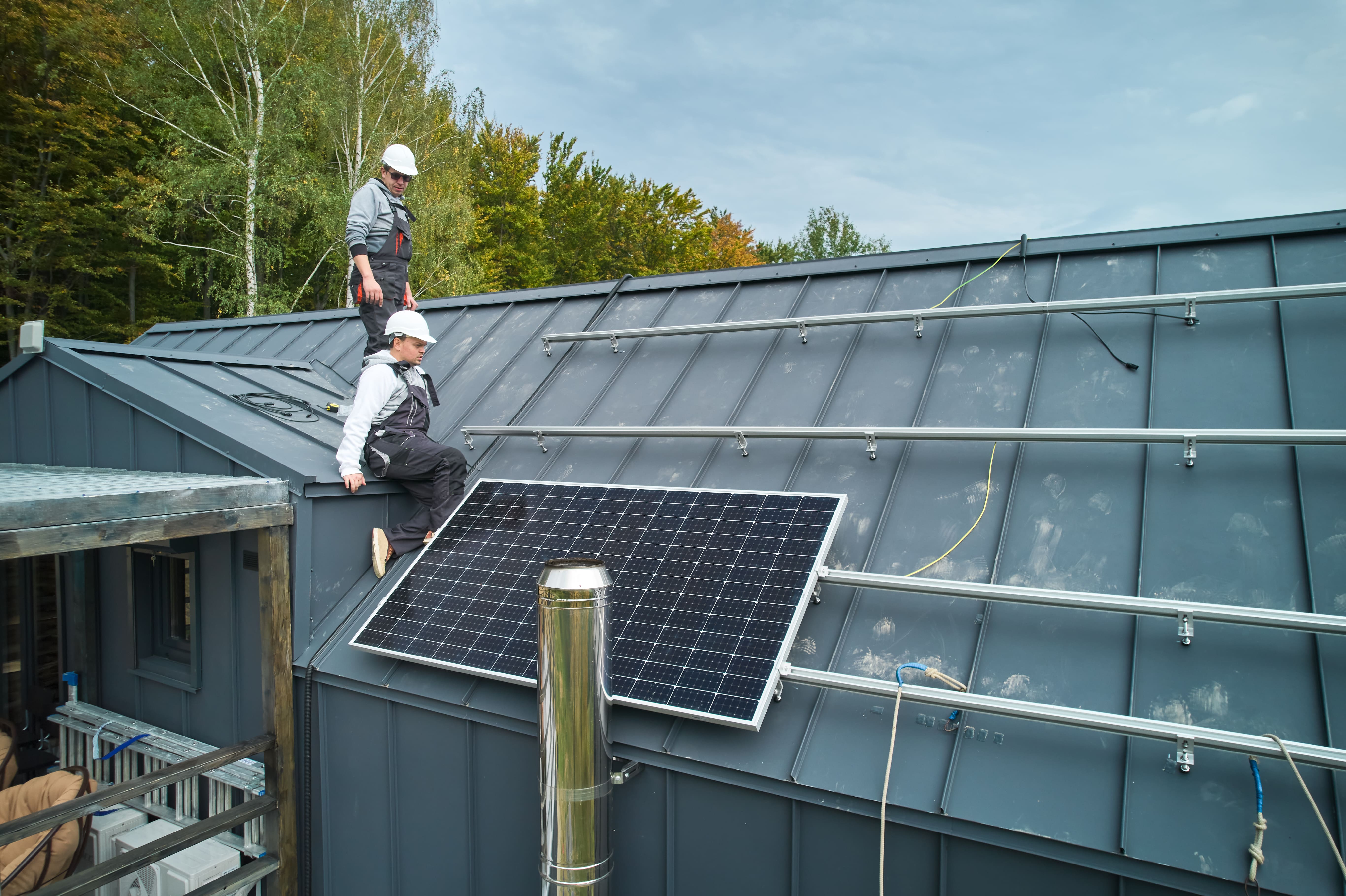 roof-installers-with-solar-panels