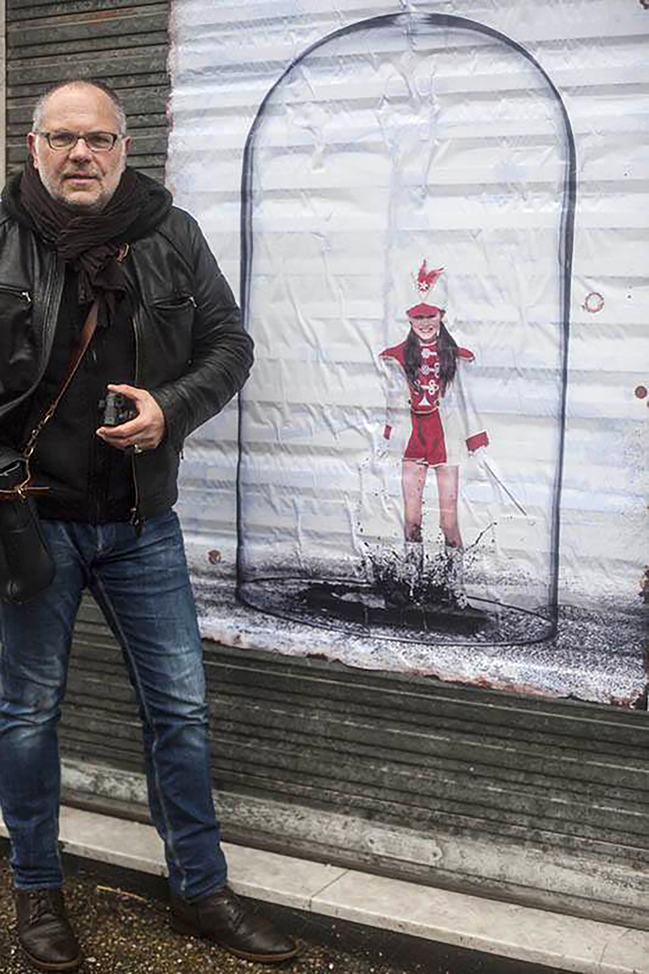 Frédéric Bourcier, photographe documentaire, s’exprime au micro lors d’une rencontre publique autour de son exposition photo installée dans des conteneurs urbains.