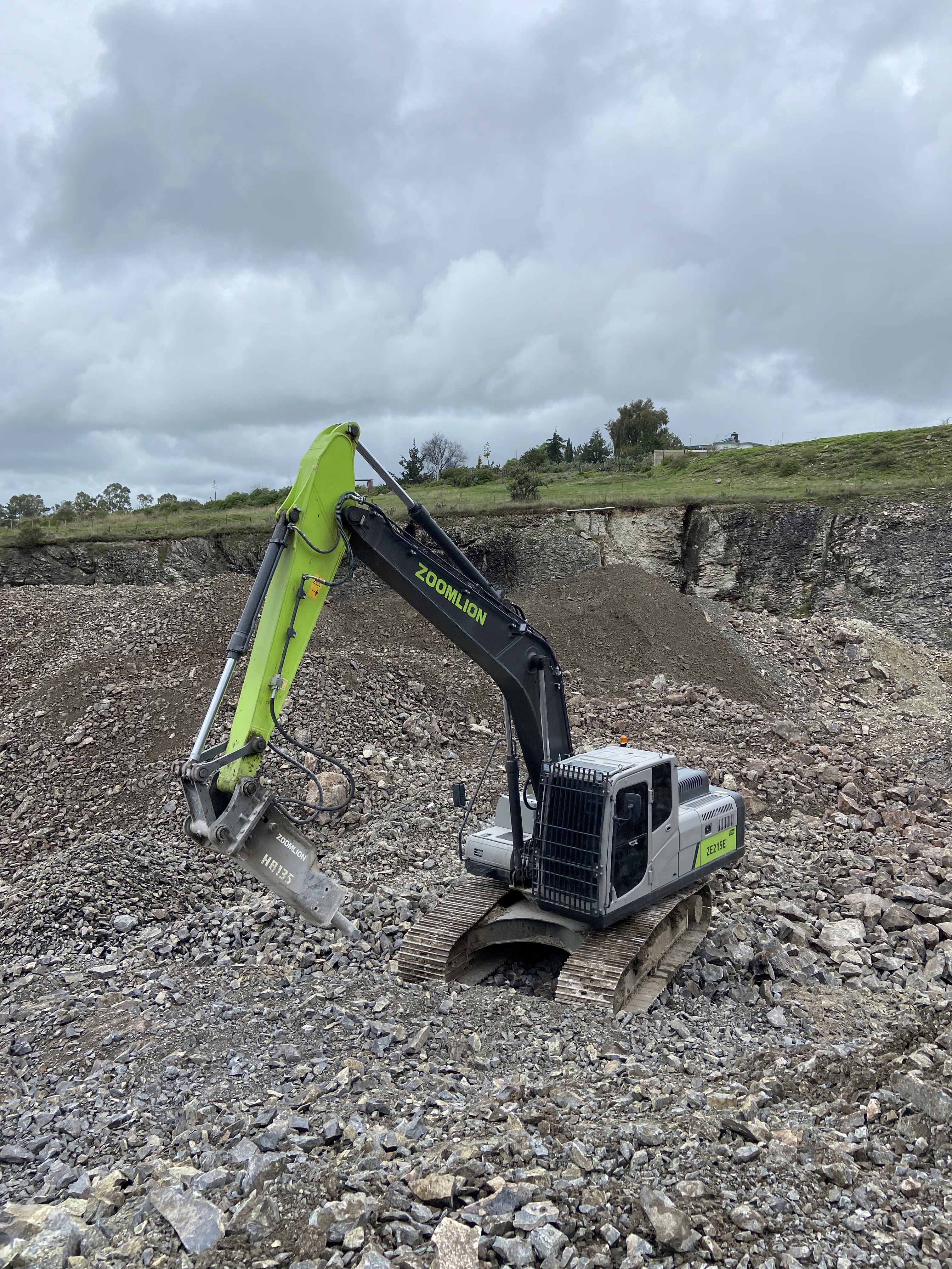 Renta de excavadora Caterpillar para movimiento de tierra en obra
