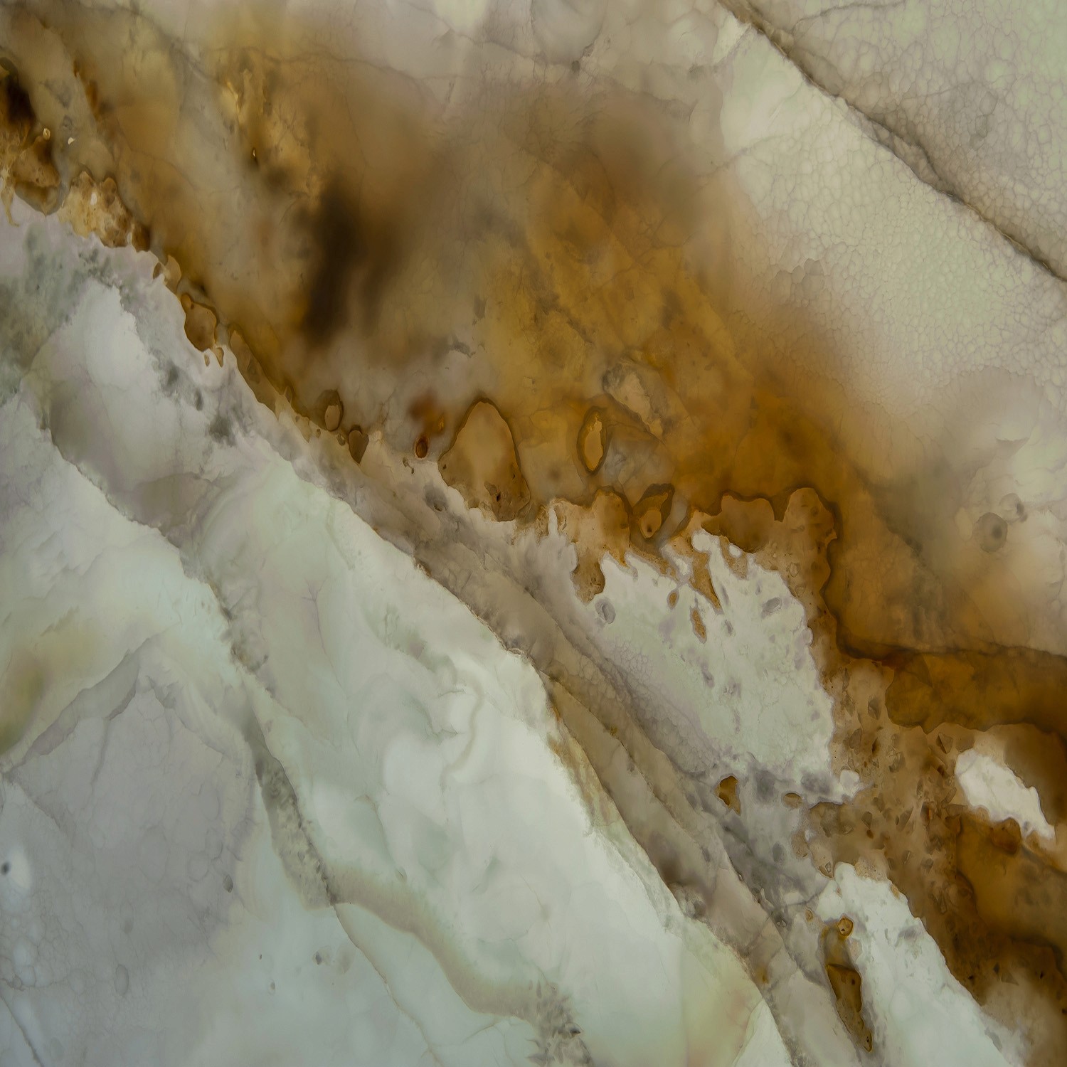 Classic White Extra Onyx mit braunen Einschlüssen