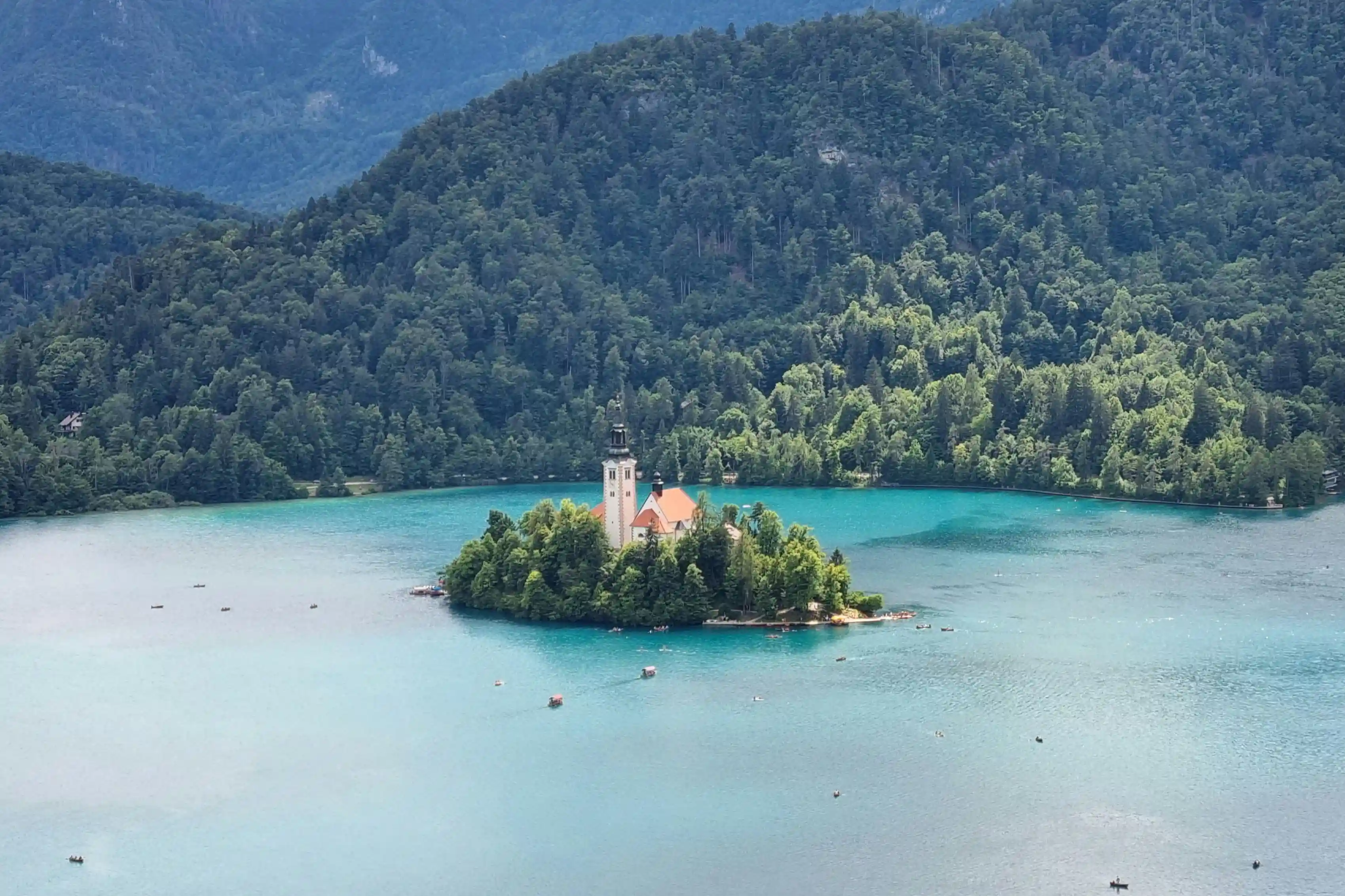 Slovenya'daki Bled Adası'nda bir kilise