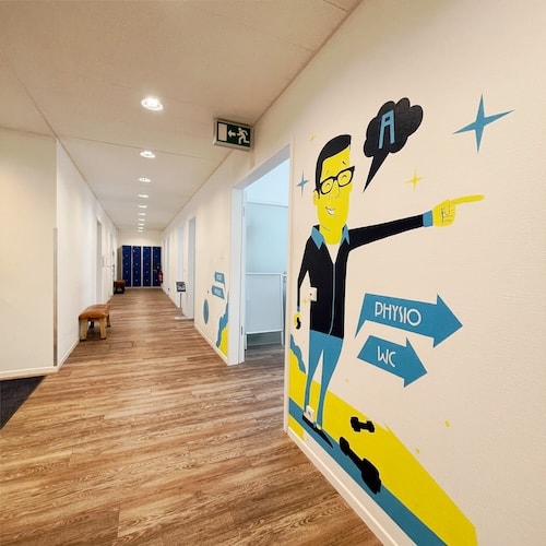 Ein Blick auf unseren Flur zum Sportraum. Rechts ist der Tresen und gerade aus die Umkleidekabinen.