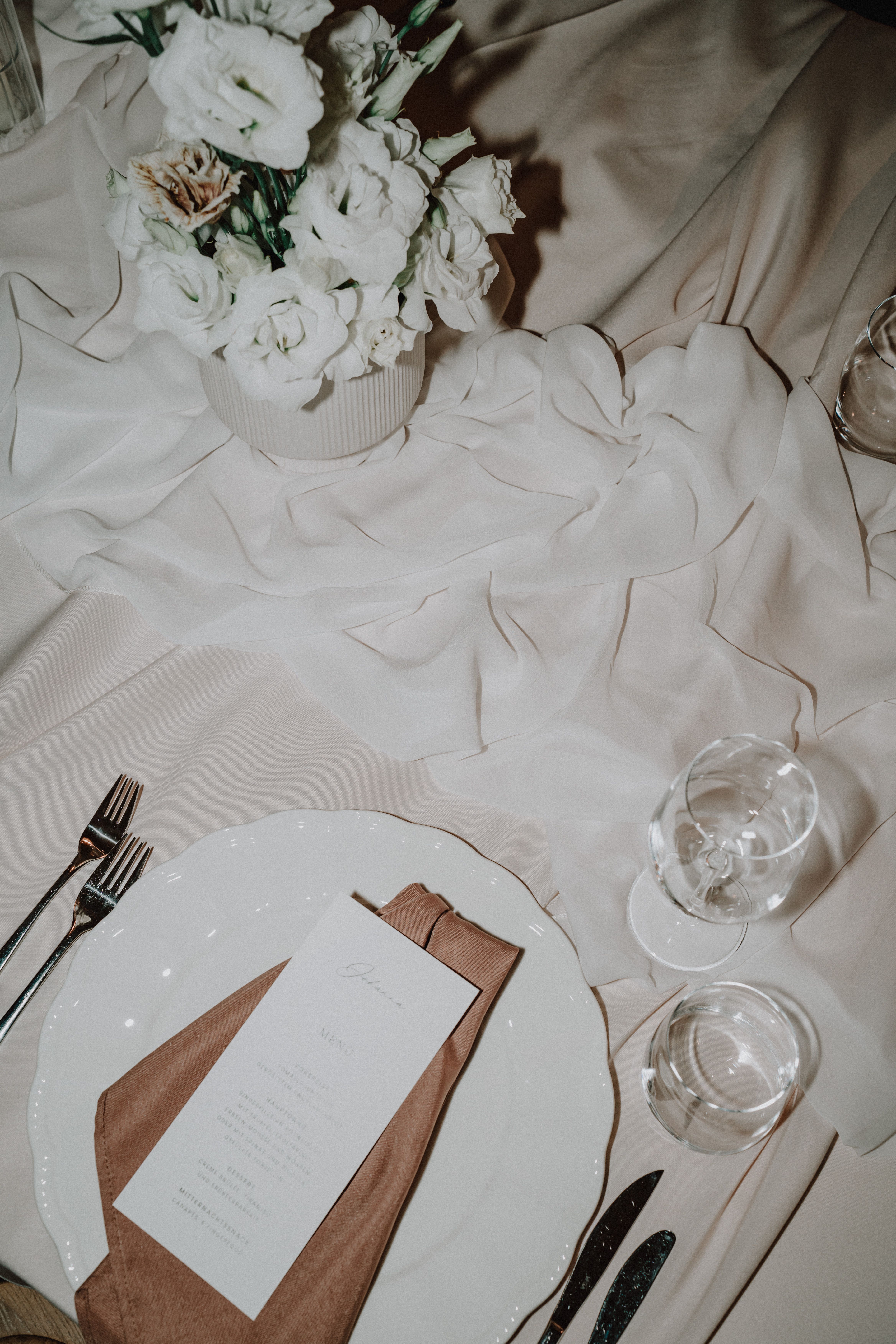 Ästhetische Detailaufnahme der Tischdekoration und Menükarte