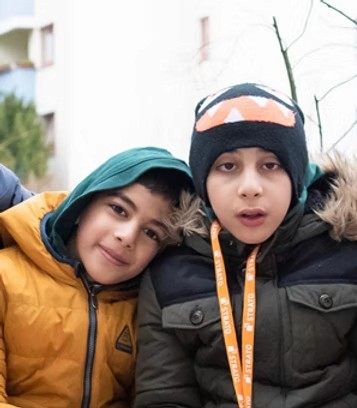 Ein Afrikanischer Elefant wirbelt Staub auf – Unterstützt durch die DAG Unternehmensgruppe im Rahmen der AMES Foundation zum Schutz bedrohter Tierarten.