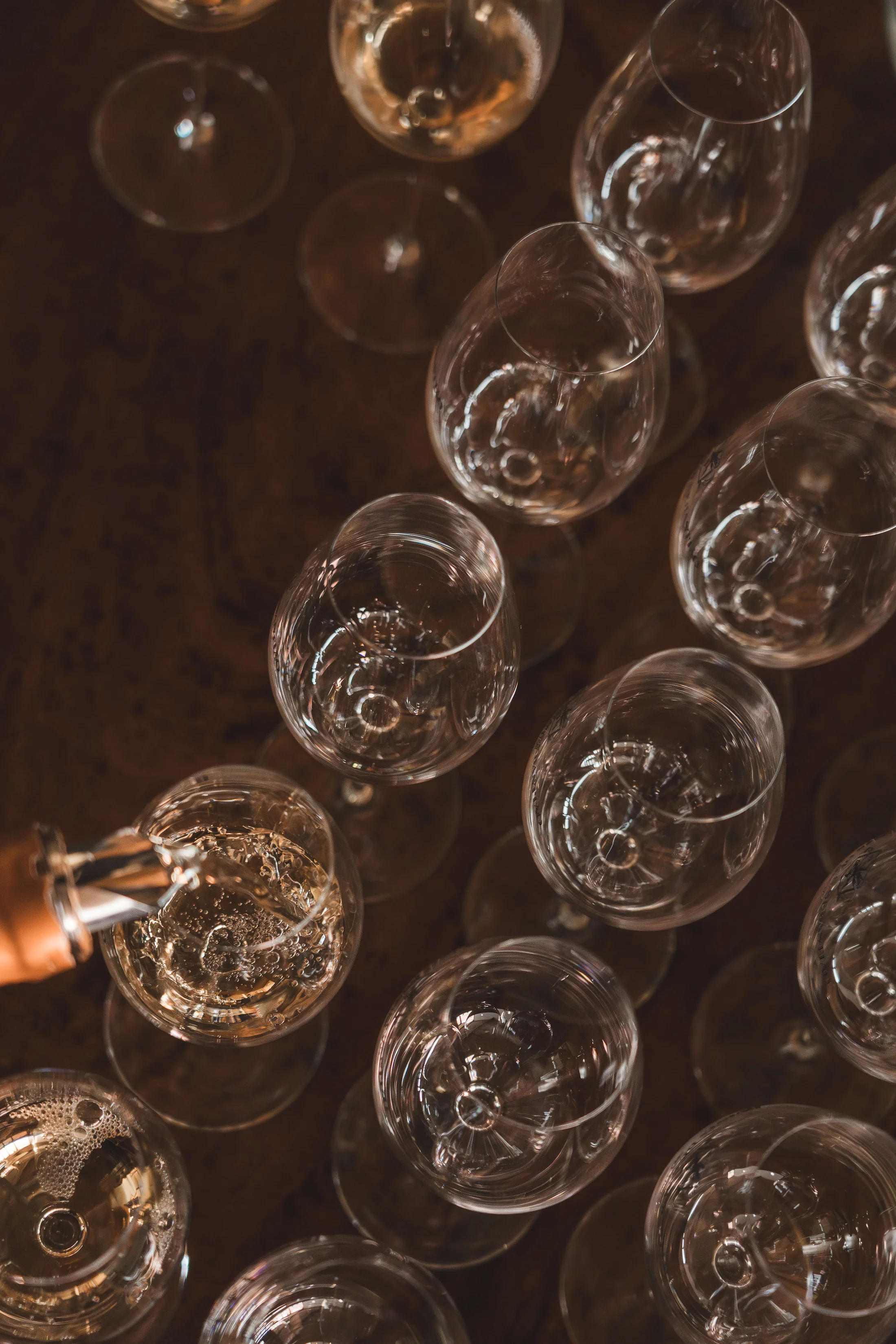 Copos de vinho sobre uma mesa de madeira
