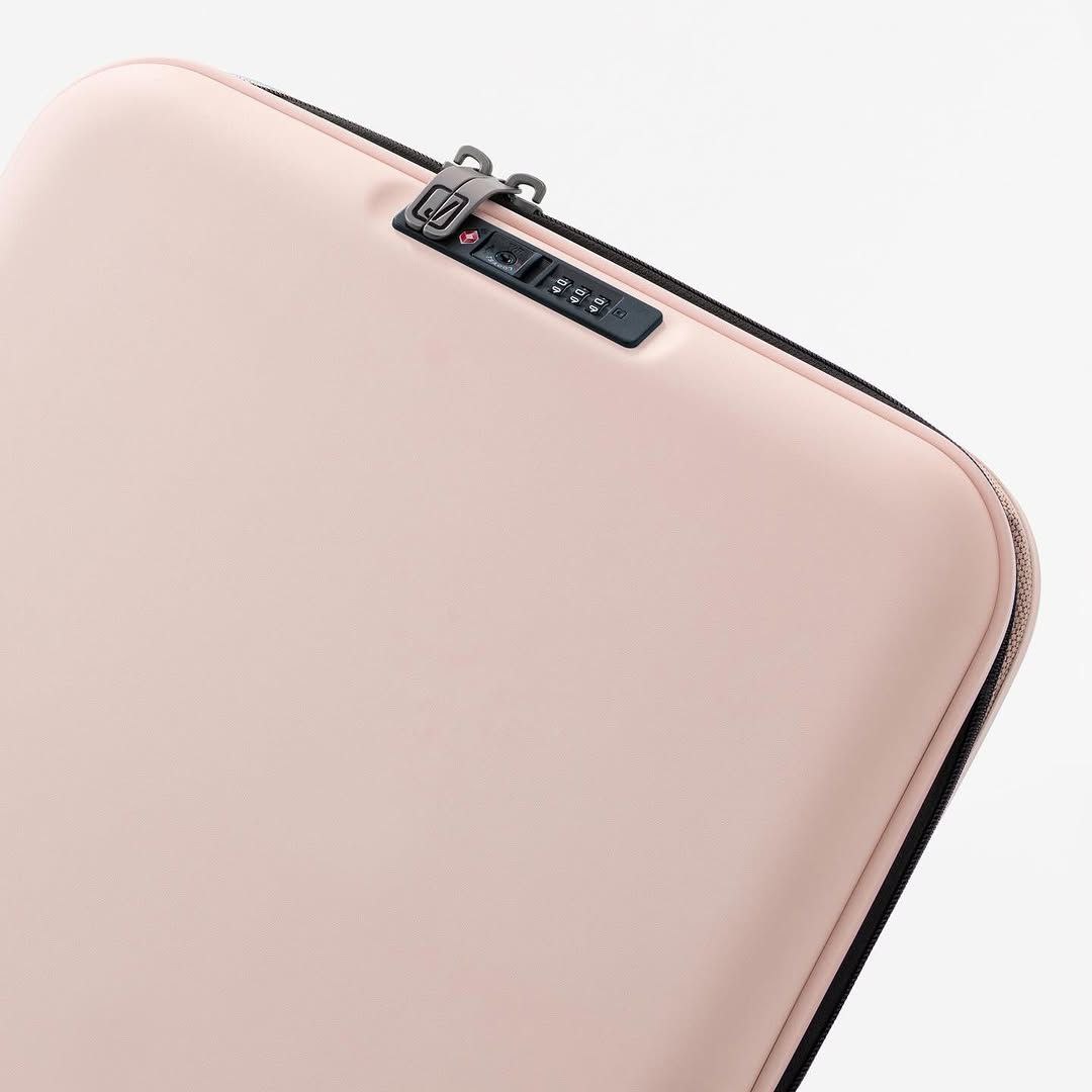 3D bag design involves creating digital models that combine style, functionality, and practicality. This process allows for detailed visualization of the bag's structure, materials, and features, ensuring a sleek and functional design ready for production.