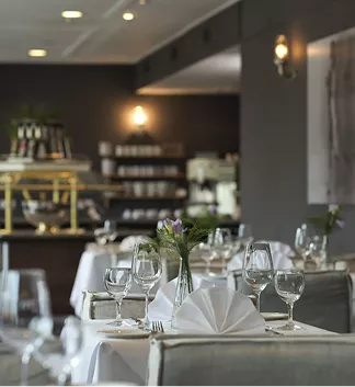 Ein weiteres Bild von einem eingedeckten Tisch mit einem Serviettenfächer und verschiedenen Gläsern