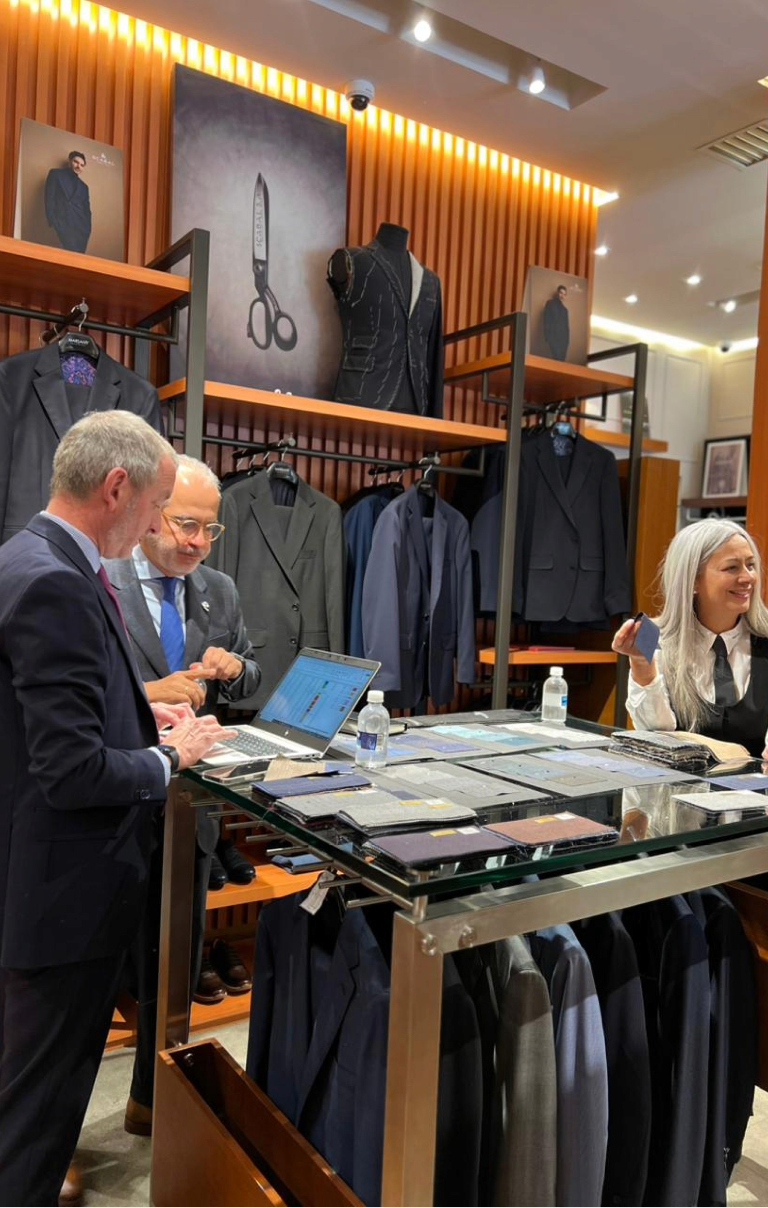 Asesoría comercial con muestras de tela en tienda