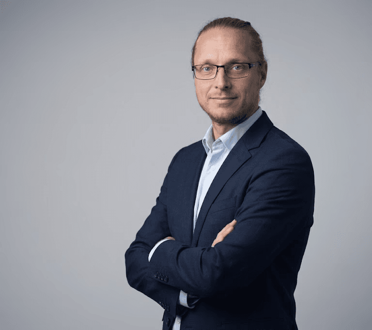 Senior Life-Science-Berater von Excellere im Strategiegespräch zur Strukturierung komplexer Entscheidungen