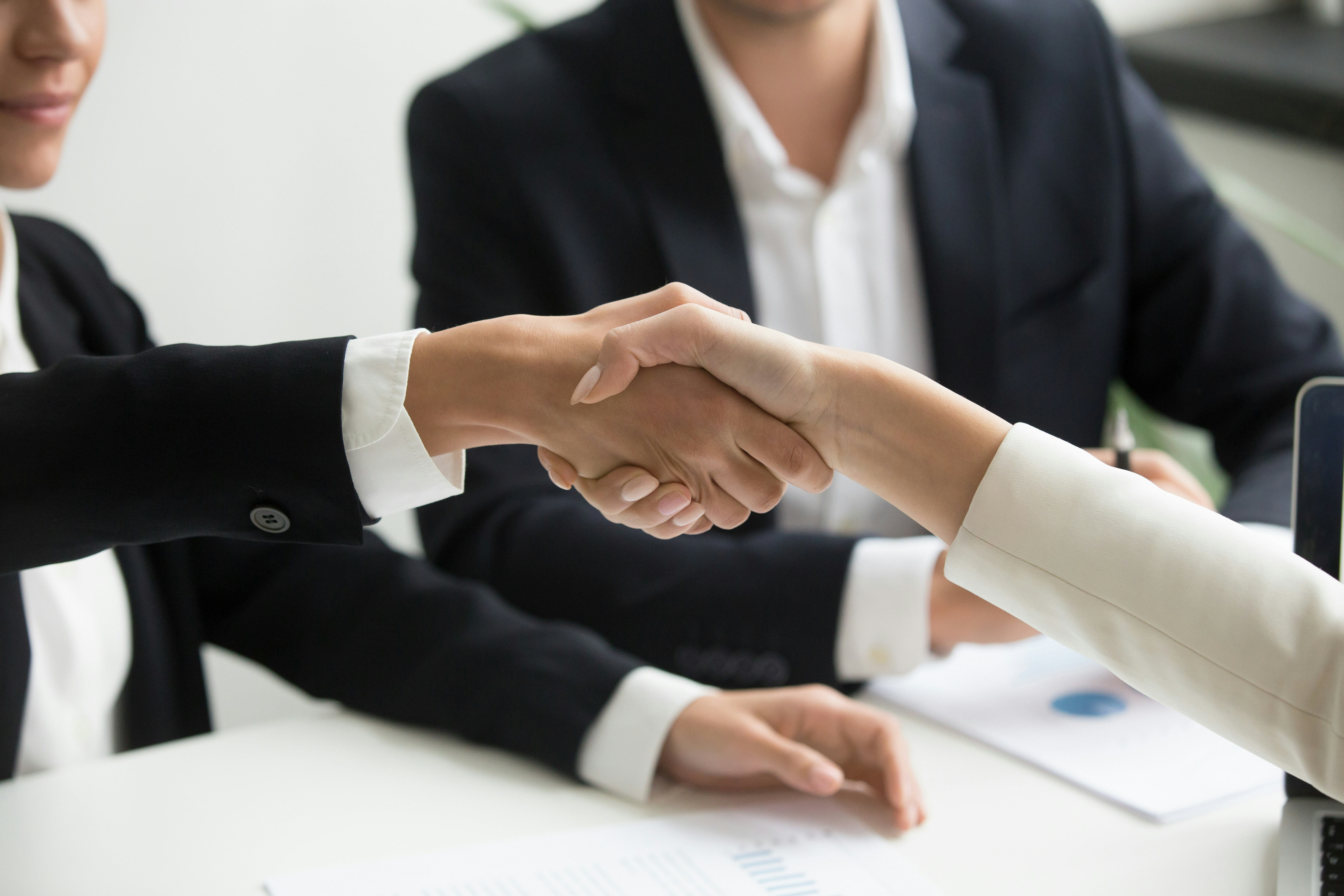 Abogados empresariales estrechando mano