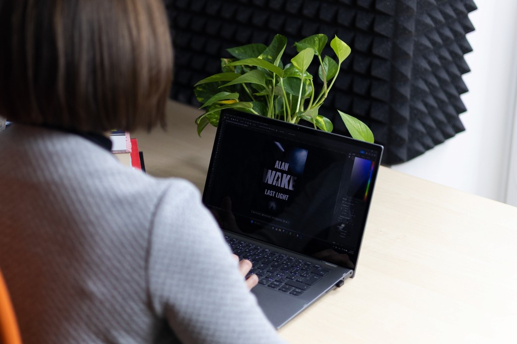 Spolupráce při návrhu knižní obálky na notebooku v kreativním studiu