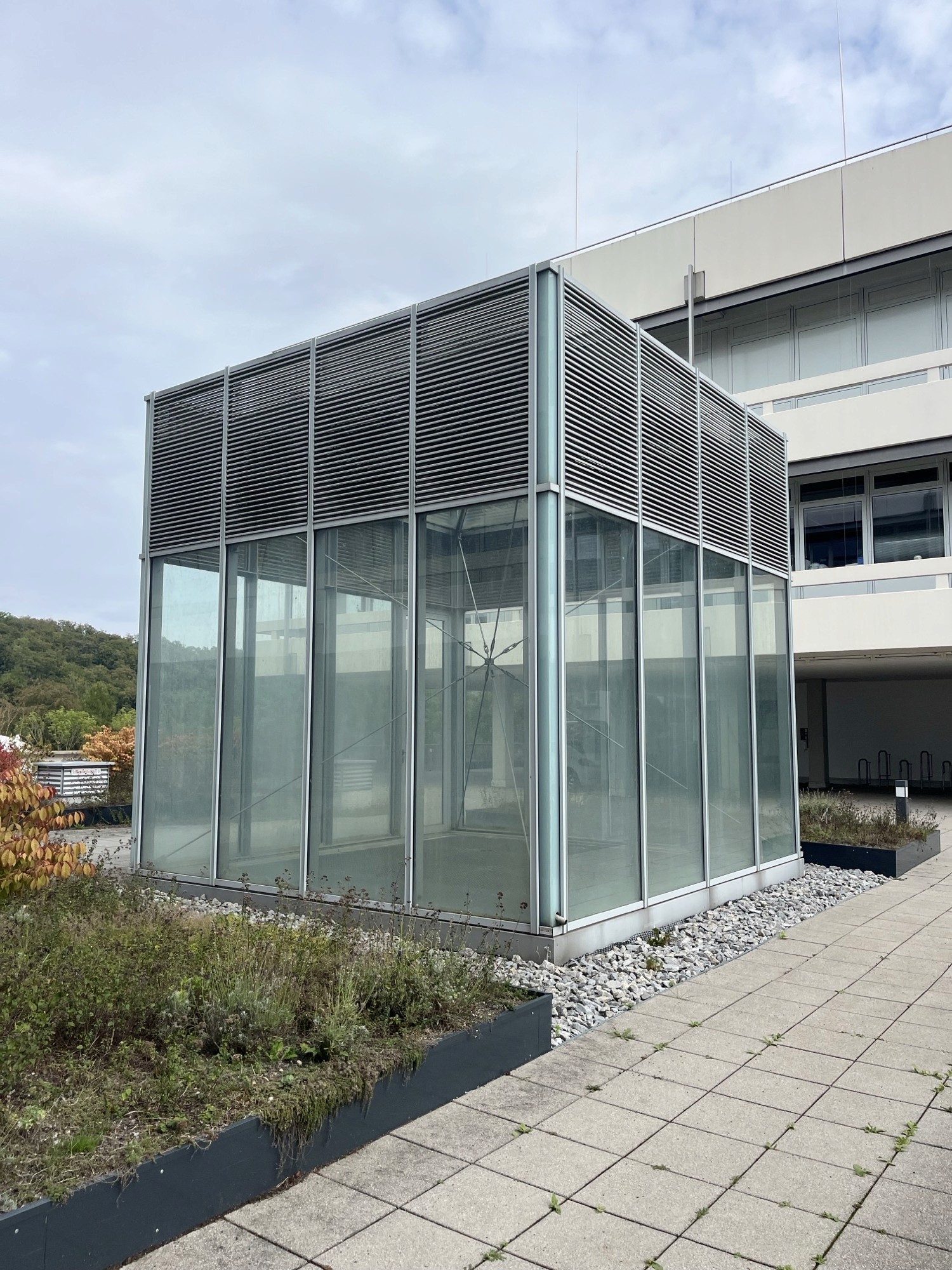 Lüftungskubus mit gut aussehender Architektur vor dem Gebäude