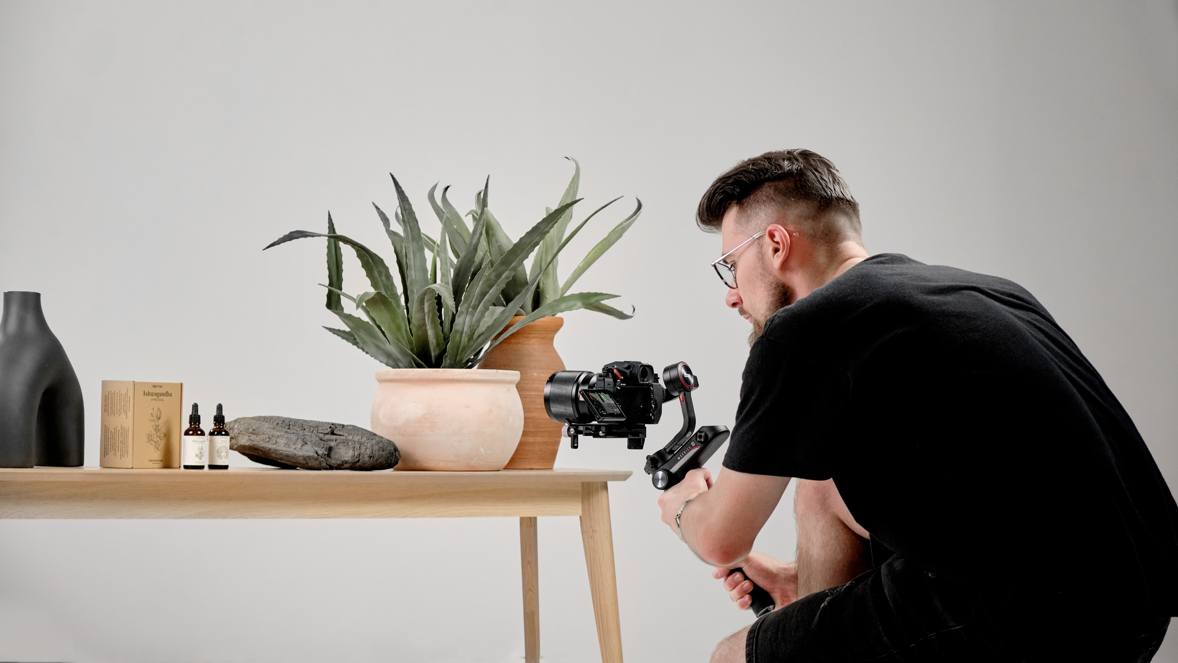 Fotografia backstage przedstawiająca Krzysztofa CREO na planie zdjęciowym dla marki Mother's Protect.