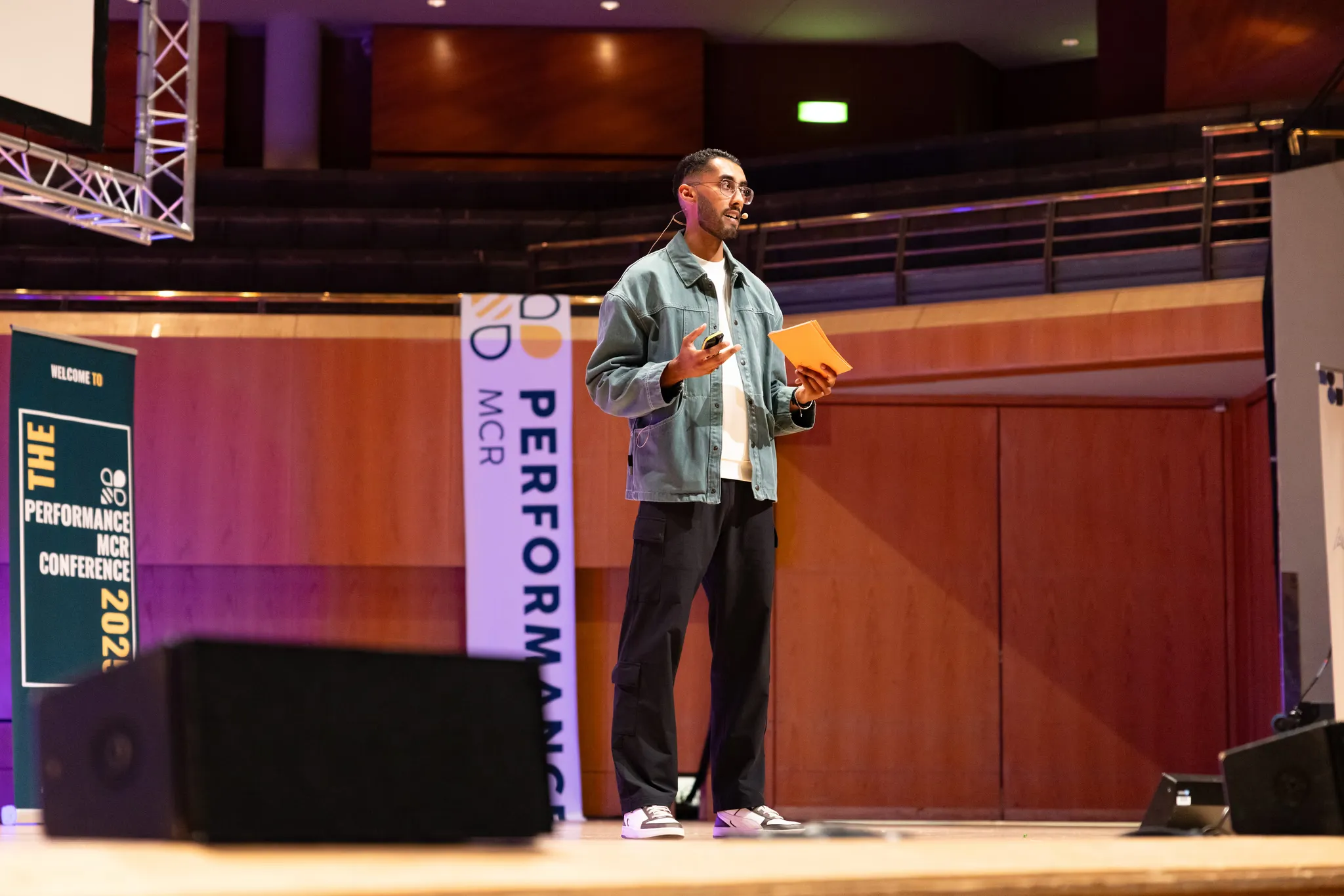 Shoaib Ahmed speaking at a B2B content marketing conference