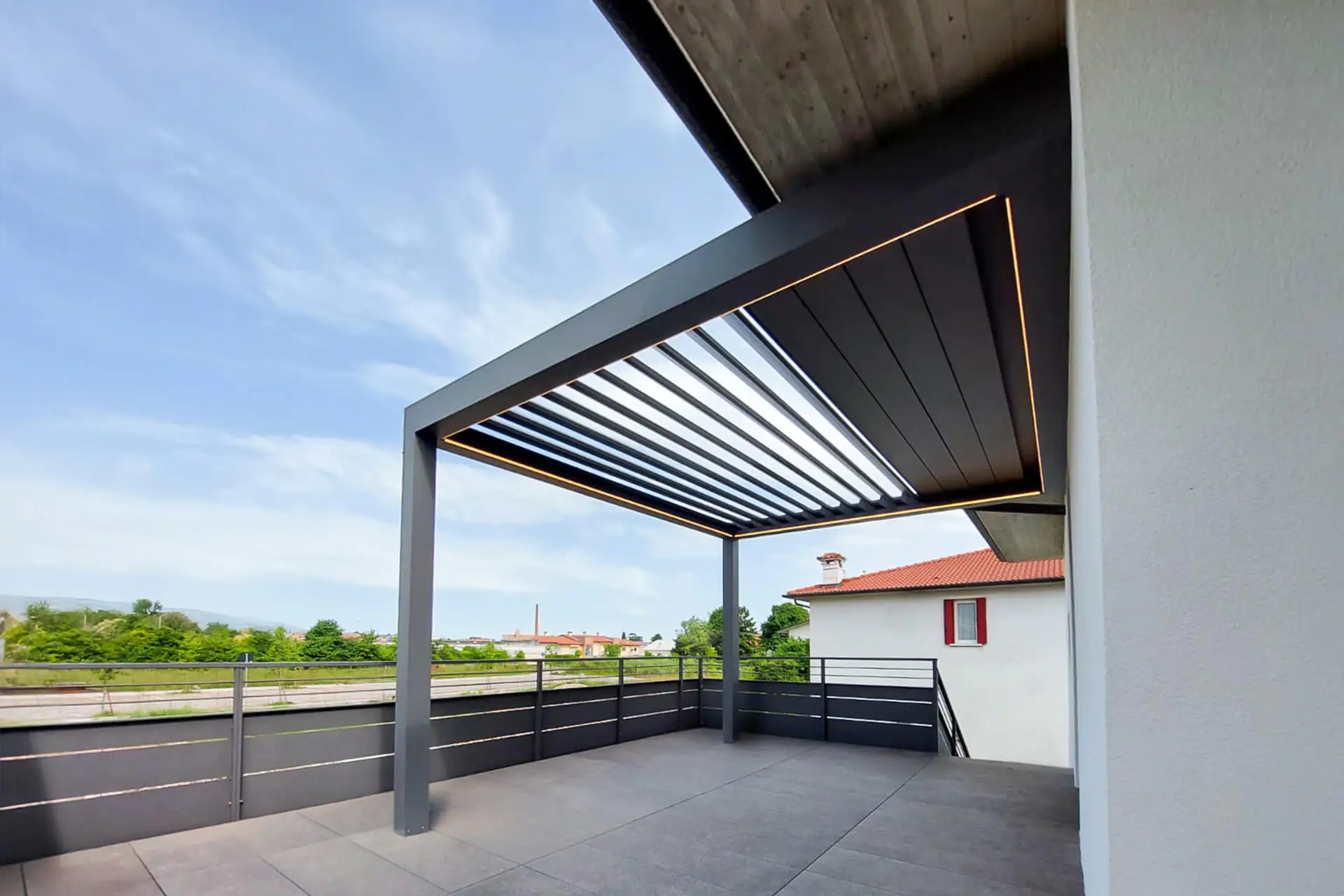 Pergola addossata su parete in attico a marco simone modello metal art fonte nuova