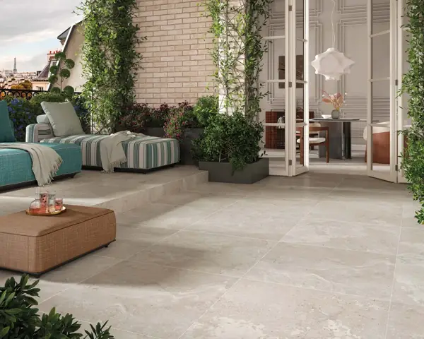 Terrasse en dalles de grès cérame posées sur plots