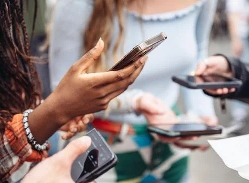 Illustration zum Thema Social Media Compliance: Vernetzte Icons für digitale Kommunikation schweben über einer diversen Nutzergruppe, Datenschutz-konform dargestellt.