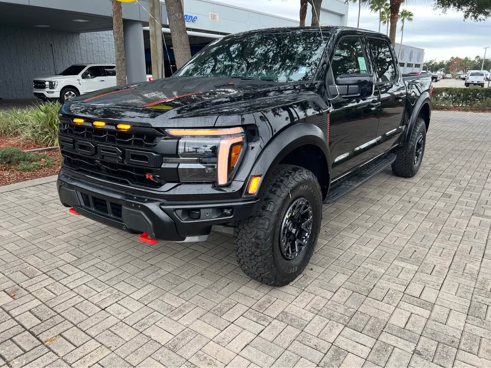 people near TAj Mahal