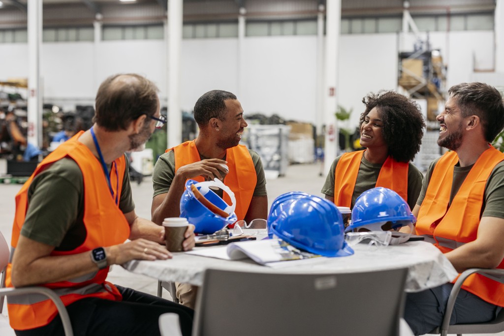 trabalhadores em momento descontraido engenharia 
