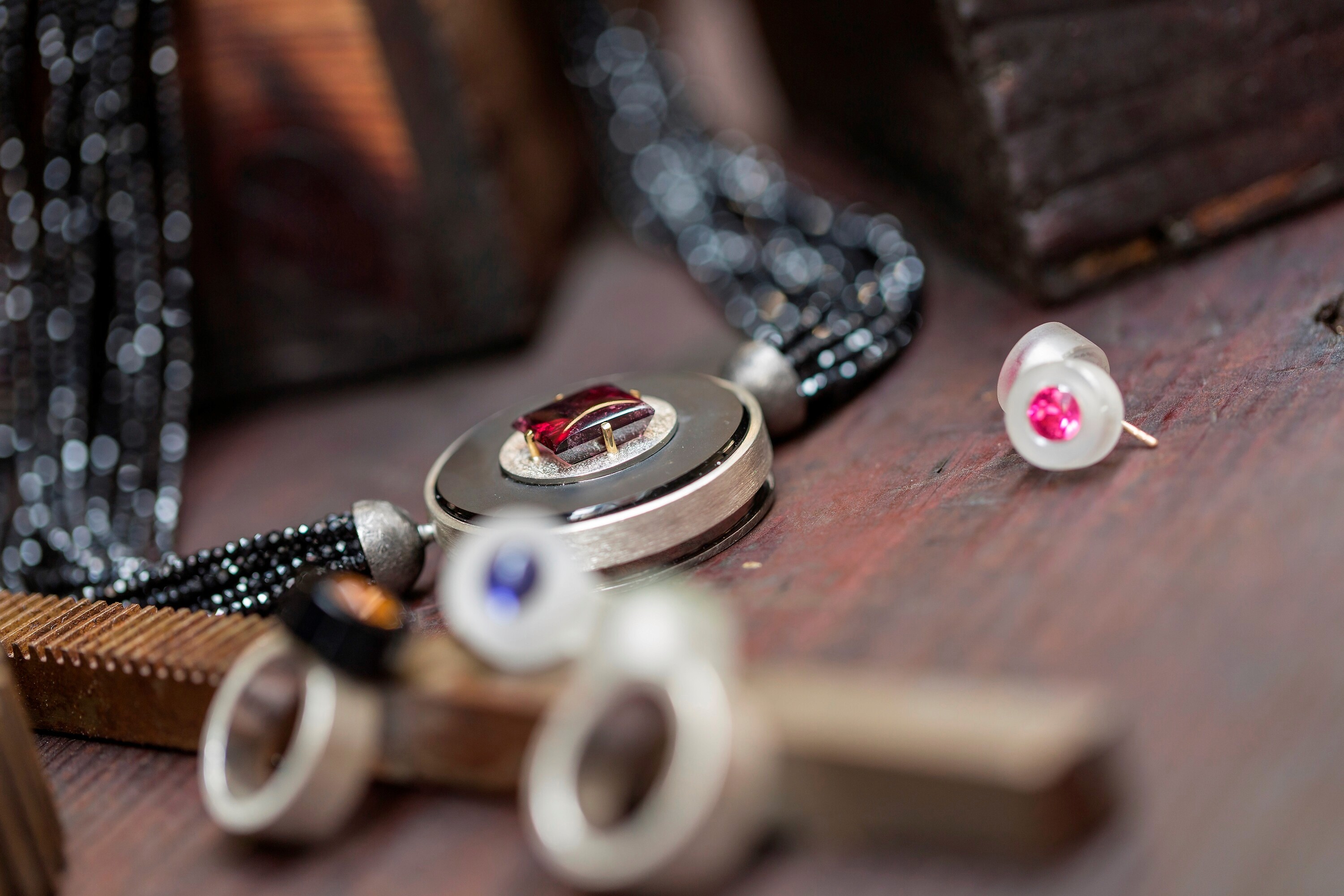 Schmuckes Handwerk: Edelsteinschleifereien in Idar-Oberstein Idar-Oberstein im Naheland ist die Stadt der Goldschmiede, Schmuckdesigner und Edelsteinkünstler. Damals wie heute werden hier Rohlinge veredelt und zu einem Schmuckstück verarbeitet - im wahrsten Sinne des Wortes. Das Bild entstammt der Goldschmiede und Schmuckswerkstatt von Jürgen Stellwagen.