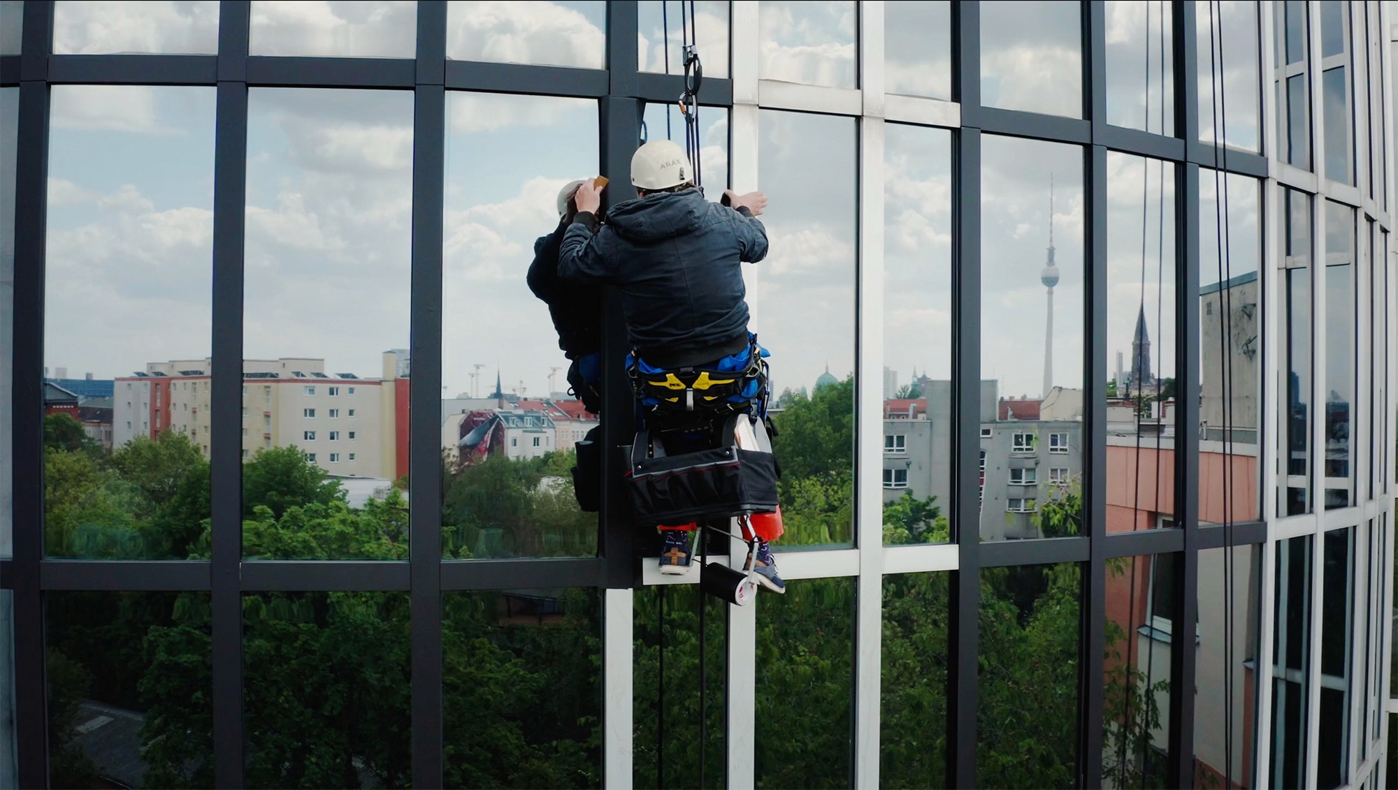 Ein Monteur arbeitet an einer Fensterscheibe