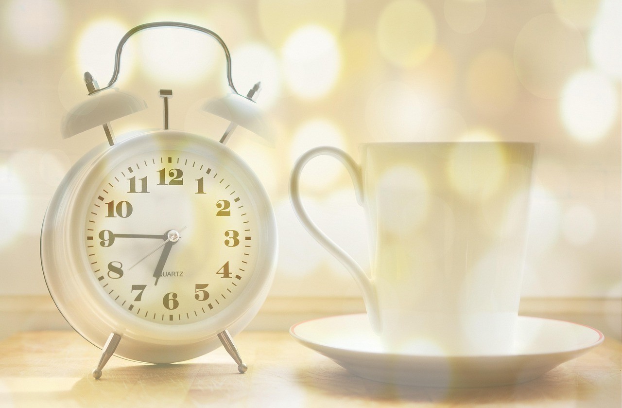 alarm-clock,-coffee-pot,-time,-wake-up,-time-display,-ring-the-bell,-have-breakf - noname_13 (pixabay)