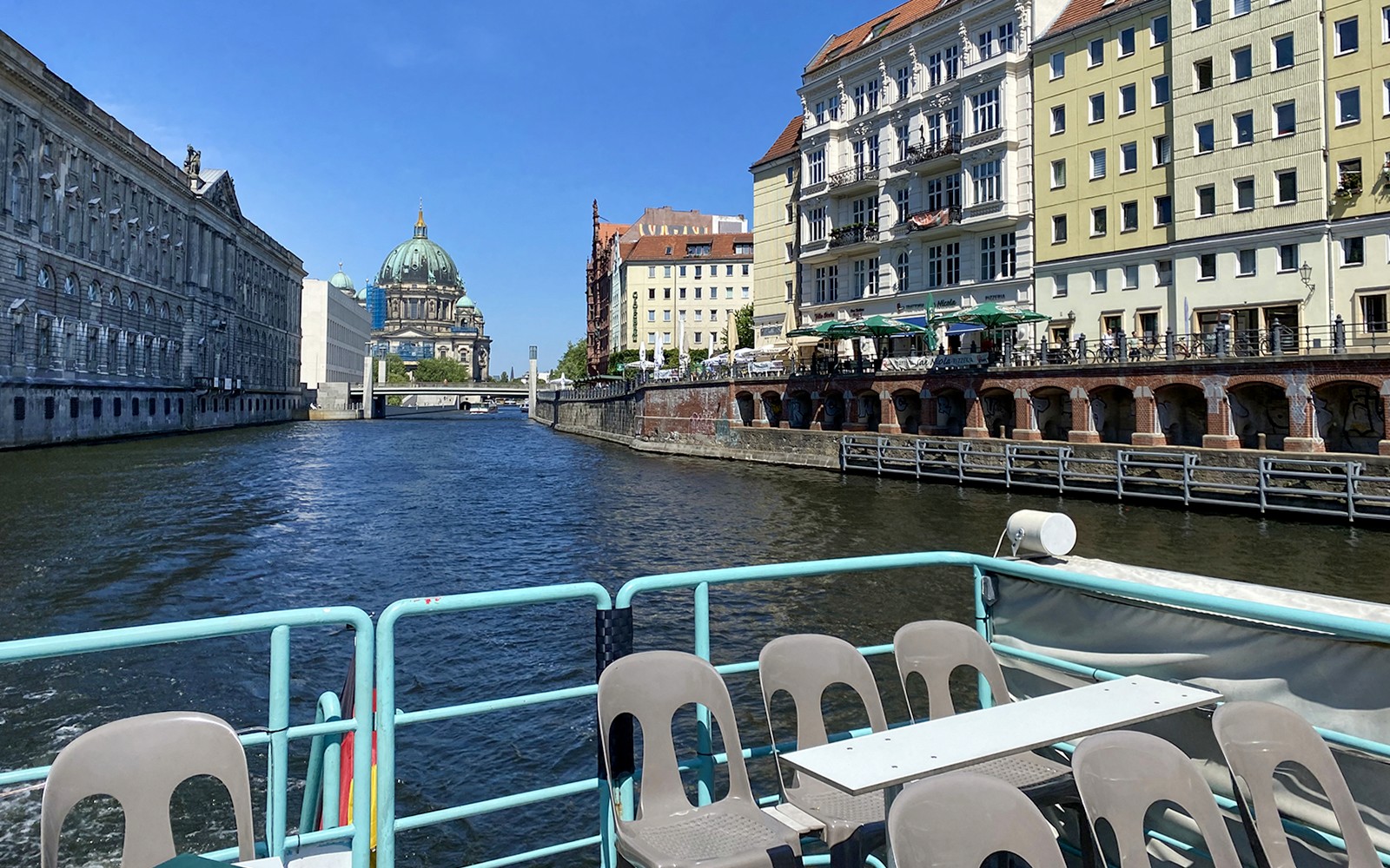 נוף קתדרלת ברלין מהסירה לשייט בנהר השפרה.