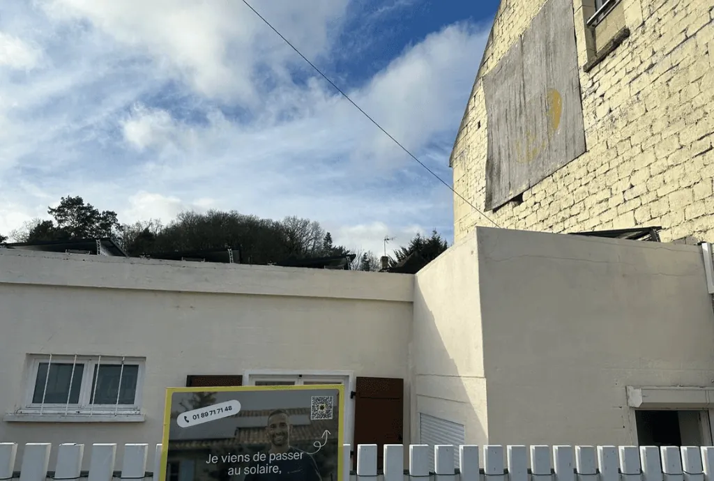Photo d'un toit plat d’une maison à Nogent-sur-Oise en France équipée de panneaux photovoltaïques dont l'installation a été faite par Solarock.
